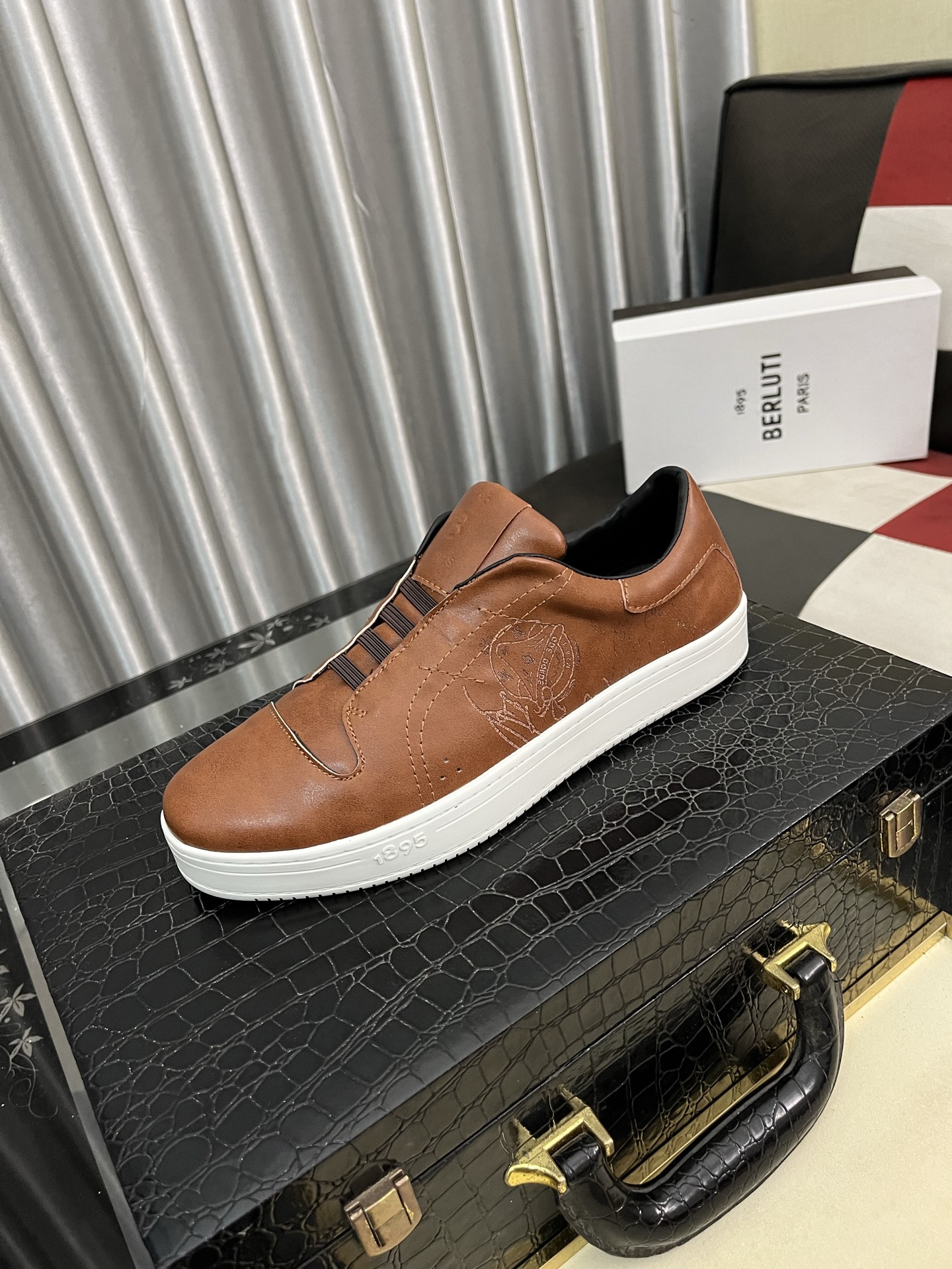 NO:352950,Berlui/Bruti Bruti hand-painted casual leather shoes, imported special cowhide surface polishing effect, combined with genuine leather laser engraving pattern, showing luxurious craftsmanship, special mold rubber sole for cowhide inner lining, special for upper laser brand, plain toe style design, simple and elegant, shoe tongue 1895 logo badge details Size38-46,,cowhide19860909Berlui/布鲁缇布鲁提手工擦色休闲皮鞋,进口专用牛皮面擦色效果,配合真皮镭射雕刻图案 尽显奢华工艺 牛皮内里专用模具橡胶大底 鞋面雷射品牌专用 素面鞋头风格设计 简约不失气质 鞋舌1895logo徽章细节  Size38-46,,cowhide,Men's shoes