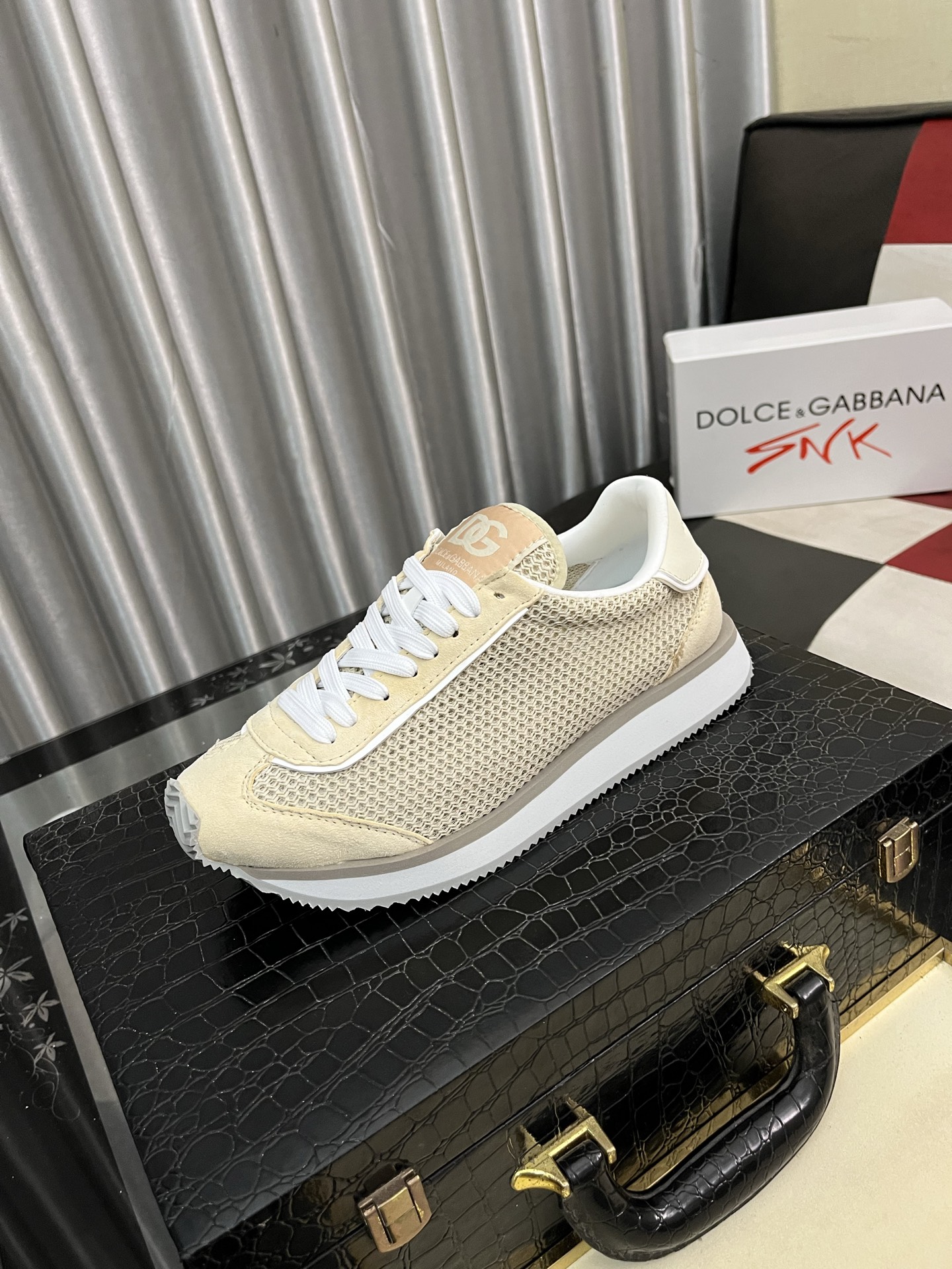 NO:352969,[DG~] Couple casual shoes are available at the same time in 2025z cabinet. Number of sizes: 35-46 # 1 color upper is made of multi-material spliced ​​mesh fabric inner lining, comfortable and breathable, original sole is comfortable and wear-resistant, and the real shot is even better.19860909【DG～】情侣装休闲鞋 2025z柜同步发售 码数:35-46 # 1个颜色鞋面选用多材质拼接网布内里,舒适透气,鞋底原版舒适耐磨大底,实物拍摄实物更赞,,Men's shoes