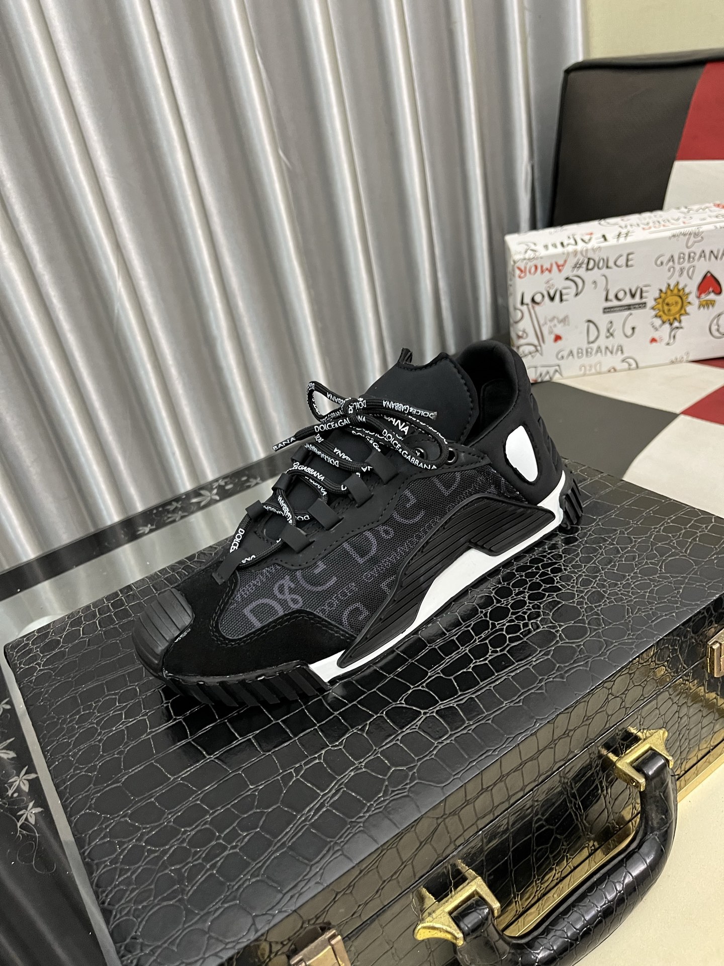 NO:352988,DG's latest popular casual shoes, with the tongue with brand iconic details, and the combination of silk cowhide and cow velvet enhances the style. It is fashionable and versatile, which can add luster to various shapes. It creates a unique dynamic and modern exquisite design, showing modern and elegant style. Size35-46,,cowhide19860909DG最新爆款休闲鞋,鞋舌带有品牌标志性细节,丝绸牛皮与牛反绒相结合提升格调.时尚百搭,可为各式造型增光添彩.塑造独具动感活力与摩登气息的精致设计,尽显现代优雅格调. Size35-46,,cowhide,Men's shoes