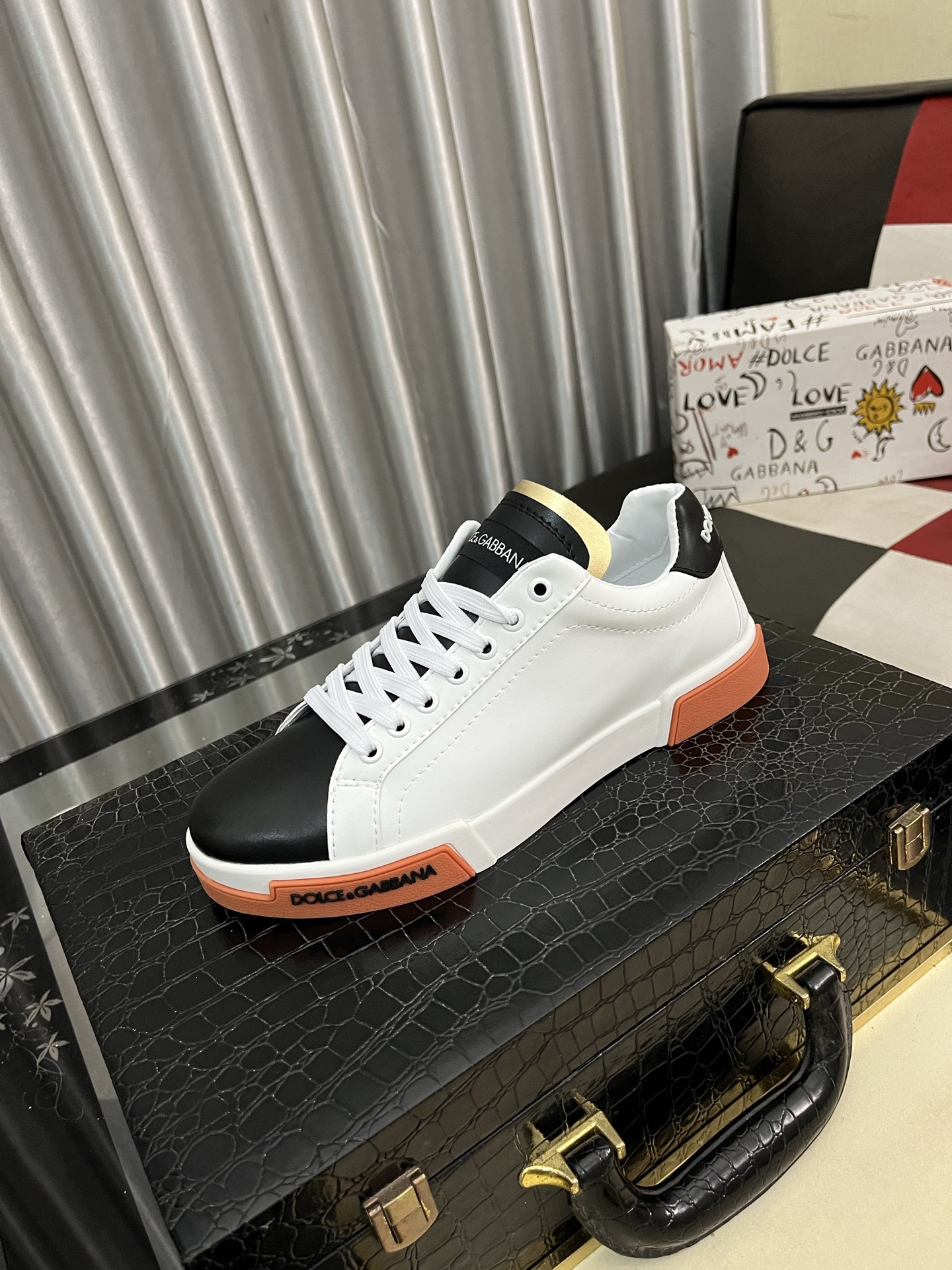 NO:352999,DG's latest popular casual shoes, with the tongue with the brand's signature details, and the combination of silk cowhide and cow velvet enhances the style. It is fashionable and versatile, which can add luster to various shapes. It creates a unique dynamic and modern exquisite design, showing modern and elegant style. Size38-46,,cowhide19860909DG最新爆款休闲鞋,鞋舌带有品牌标志性细节,丝绸牛皮与牛反绒相结合提升格调.时尚百搭,可为各式造型增光添彩.塑造独具动感活力与摩登气息的精致设计,尽显现代优雅格调. Size38-46,,cowhide,Men's shoes