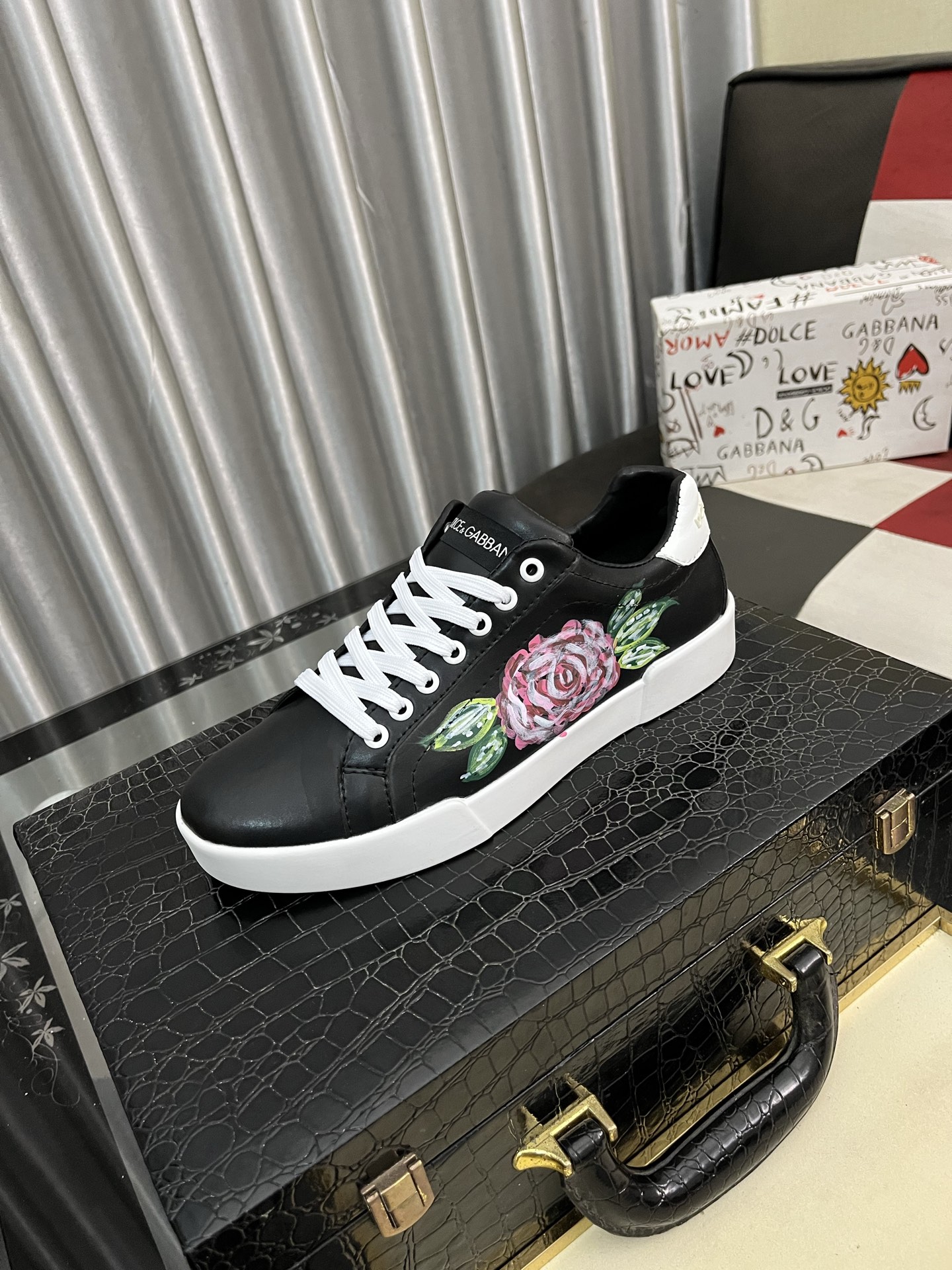 NO:353025,DG's latest popular casual shoes, with the tongue with brand iconic details, and the combination of silk cowhide and cow velvet enhances the style. It is fashionable and versatile, which can add luster to various shapes. It creates a unique dynamic and modern exquisite design, showing modern and elegant style. Size35-46,,cowhide19860909DG最新爆款休闲鞋,鞋舌带有品牌标志性细节,丝绸牛皮与牛反绒相结合提升格调.时尚百搭,可为各式造型增光添彩.塑造独具动感活力与摩登气息的精致设计,尽显现代优雅格调. Size35-46,,cowhide,Men's shoes