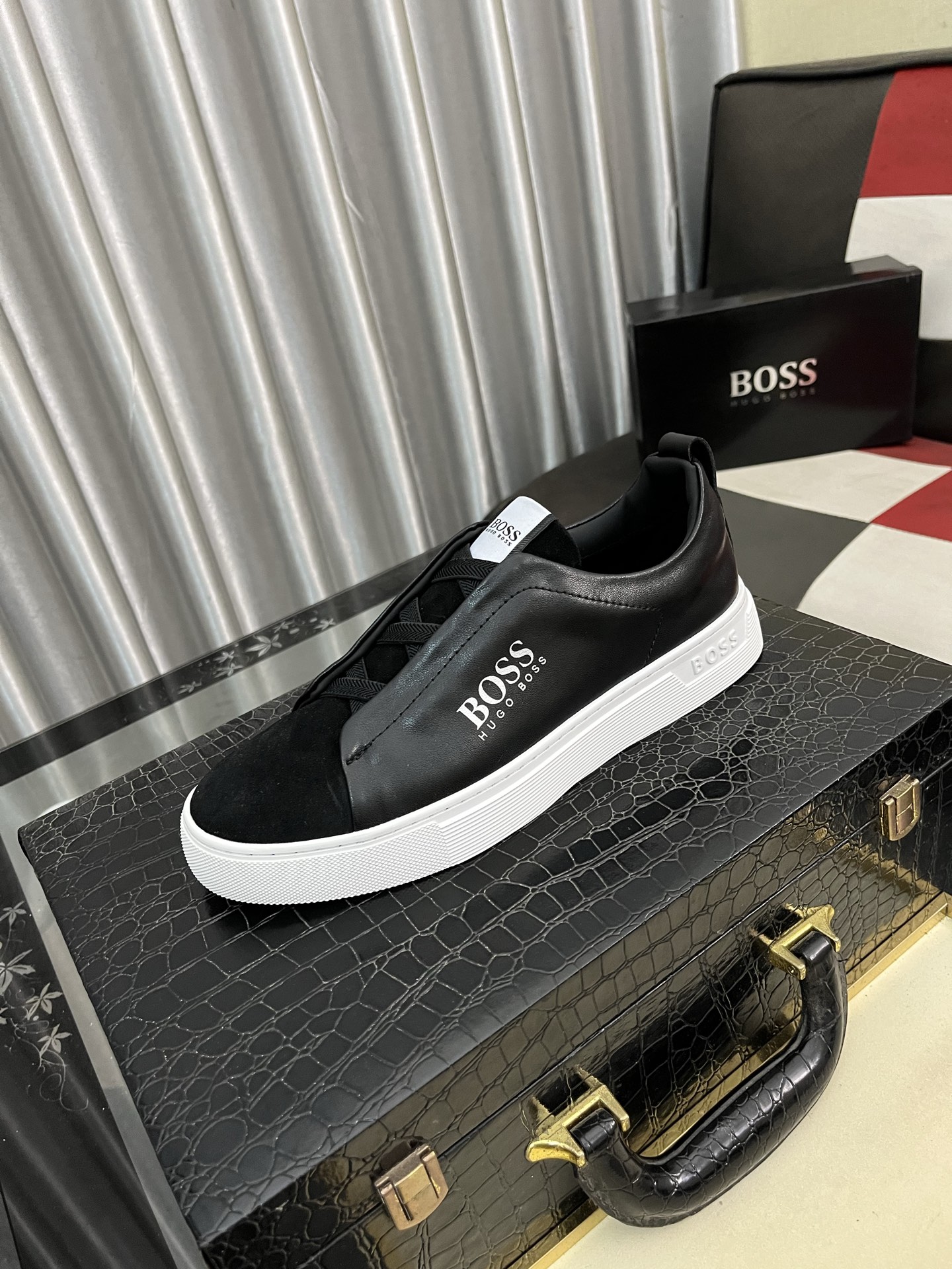 NO:353977,【BOSS】The latest casual men's shoes, welcome 1:1 comparison, single style of BOSS Hong Kong counter casual shoes, counter quality, support inspection, high-quality workmanship, upper is made of Italian imported timber cowhide splicing fabric imported breathable sheepskin inner lining, original fashion sports sole, casual fashion, high-end quality, size 38-45 (45 customized), cowhide, sheepskin19860909【BOSS】最新休闲男鞋,欢迎1:1对比,爆单款BOSS香港专柜休闲鞋,专柜品质,支持验货,优质做工,鞋面采用意大利进口胎牛皮拼接布料进口透气羊皮内里,原版时尚运动大底 ,休闲时尚,高端品质,码数38-45（45定制),,cowhide,sheepskin,Men's shoes