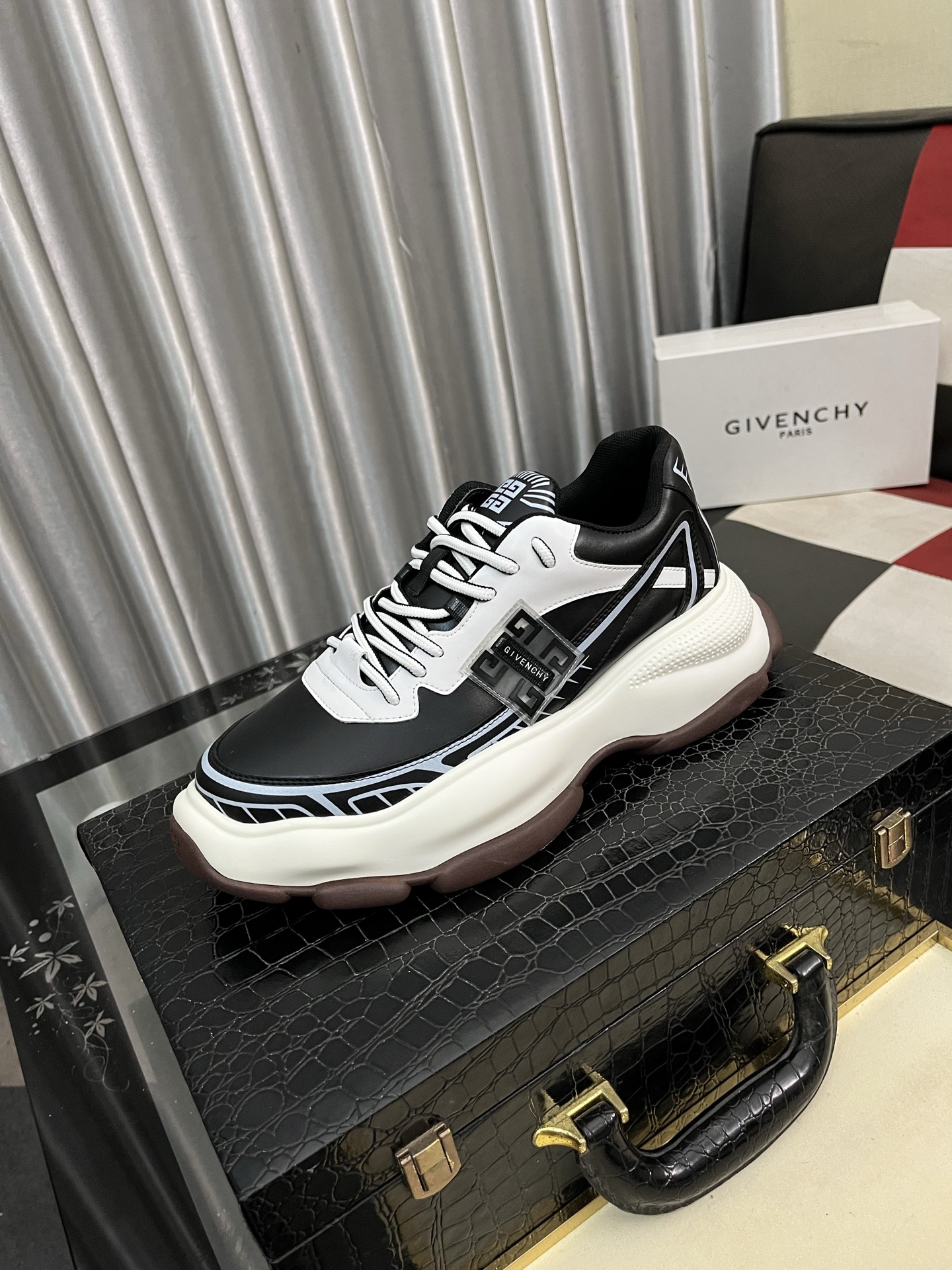 NO:353990,Givenchy original single quality. ~ Unique modern style sports shoes. A must-have for casual shoes for men. Italian imported original brand, imported original leather, pig (refuse to remove and polish the feet) soles are specially supplied with original air cushion bottom, French lazy style design, foot fitting on the original single quality, super comfortable original bottom. Just like the real thing is more beautiful, 38-44, givennchy, sneakers19860909纪梵希原单品质.～ 独特现代风运动鞋.休闲鞋潮男必备款 意大利进口原版品牌,进口原版皮,猪里（拒绝脱色磨脚）鞋底原厂特供原版气垫底,法国懒人风格设计 贴脚 在贴原单品质 超舒服原版底 .就好像实物拍摄实物更赞 ,码数38-44,,givenchy,sneakers,Men's shoes