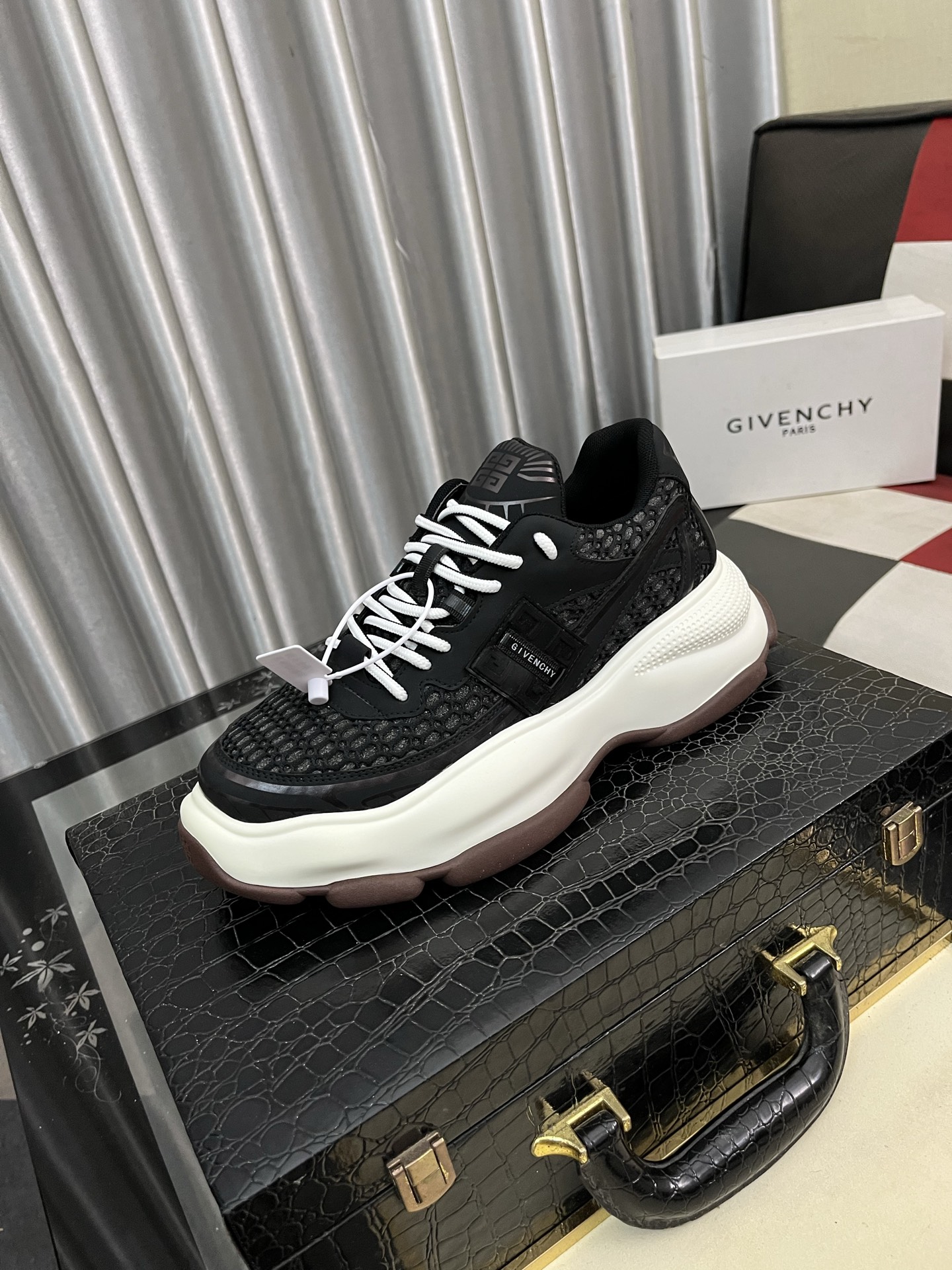 NO:355749,Givenchy original single quality. ~ Unique modern style sports shoes. A must-have for casual shoes for men. Italian imported original brand, imported original leather, pig (refuse to remove and polish the feet) soles are specially supplied with original air cushion bottom, French lazy style design, foot fitting on the original single quality, super comfortable original bottom. Just like the real thing is more beautiful, 38-44, givennchy, sneakers19860909纪梵希原单品质.～ 独特现代风运动鞋.休闲鞋潮男必备款 意大利进口原版品牌,进口原版皮,猪里（拒绝脱色磨脚）鞋底原厂特供原版气垫底,法国懒人风格设计 贴脚 在贴原单品质 超舒服原版底 .就好像实物拍摄实物更赞 ,码数38-44,,givenchy,sneakers,Men's shoes