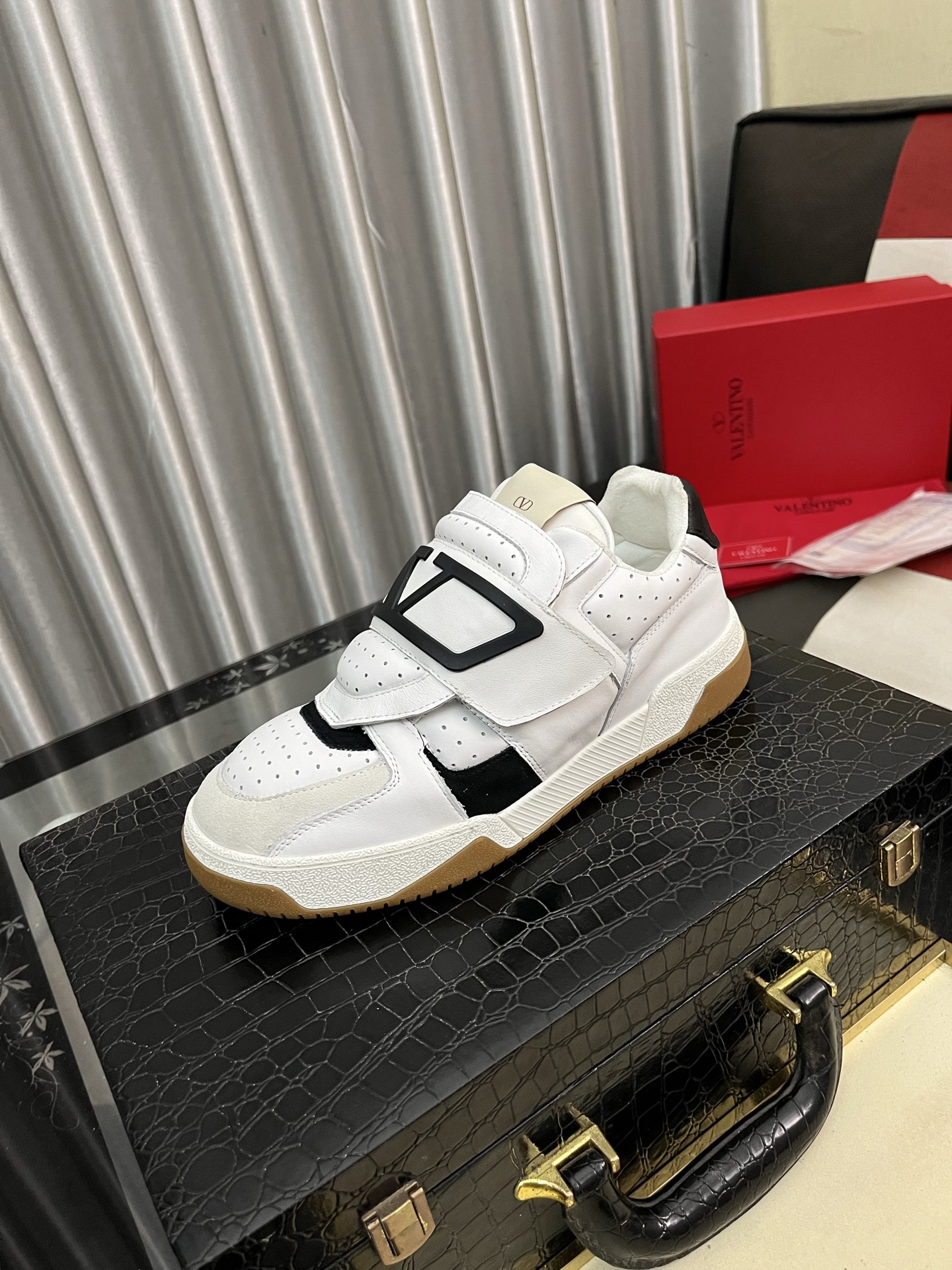 NO:355213,VALENTINO 2025ss Spring and Summer New Product Hot Sneakers, the imported elastic cloth upper heel is exclusive to Warren's family. The overall appearance is very representative, the combination sole is really easy to wear and comfortable to wear~, classic, comfortable and versatile!  Size38-443 colors available, valentino, valentino, valentino, sneakers19860909VALENTINO 华伦天奴2025ss春夏新品爆款休闲运动鞋,进口弹力布鞋面后跟为华伦家专属铆钉状 整体非常具有代表性,组合大底 上脚真的超好穿又很舒服的～,经典舒适百搭！ Size38-443色可选,,valentino,valentino,sneakers,Men's shoes