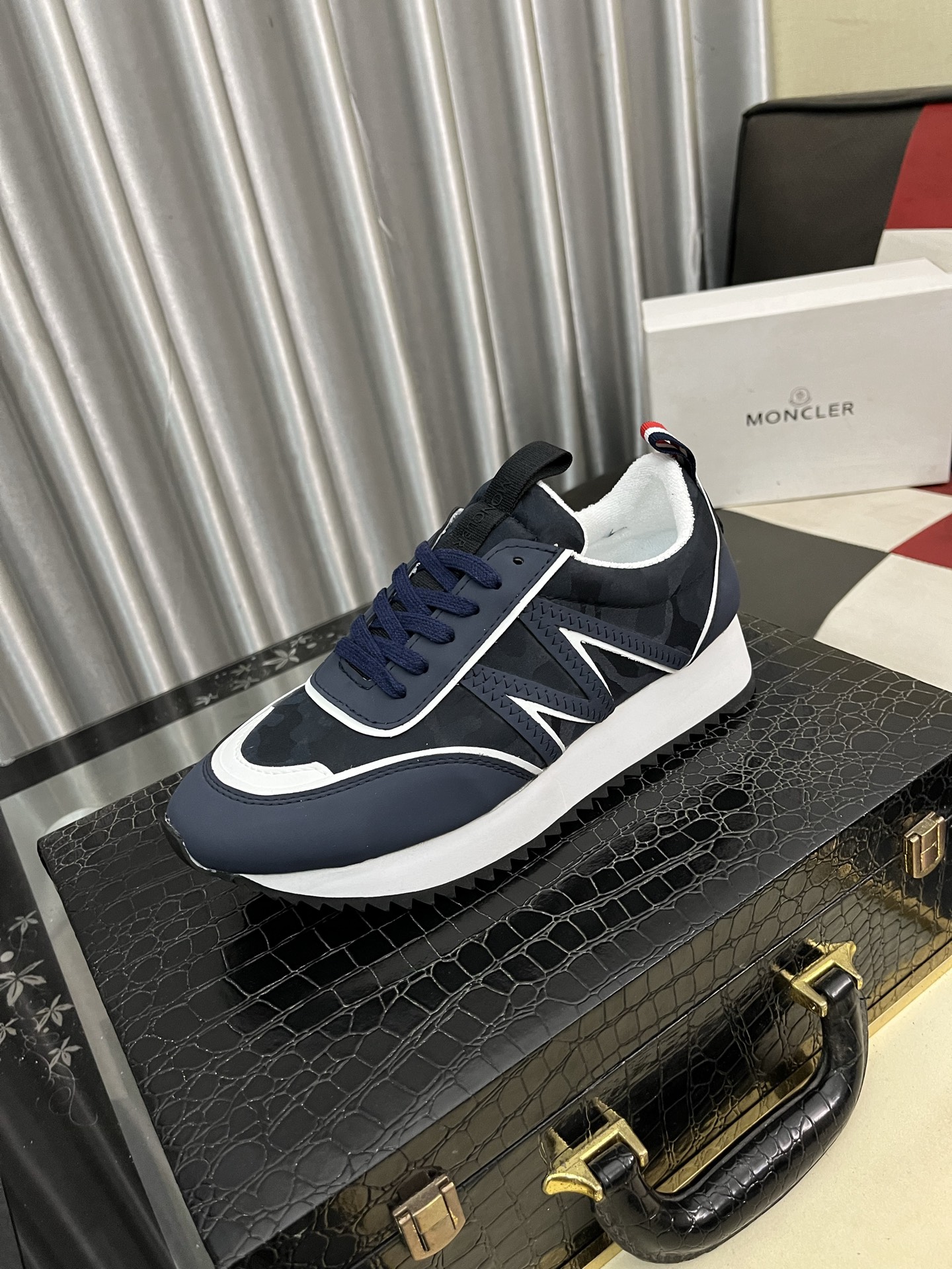 NO:357577,【MONCLER】The same style as the cover, the official website, high-quality men's shoes, customized material, calfskin, mesh breathable inner leather insole, original mold-opening anti-slip outsole style, men's casual sneakers, lace-up men's shoes series, European and American trendy style, random matching, comfortable foot feeling, standard size men's size 38-46,, Moncler, sneakers, cowhide19860909【MONCLER】蒙口、官网同款 高品质男鞋 材料定制小牛皮 网布透气内里真皮鞋垫 原版开模防滑大底款式类型男士休闲运动鞋 系带款男鞋系列 欧美潮流风格 随意搭配 脚感舒适、标准码男码38-46,,Moncler,sneakers,cowhide,Men's shoes