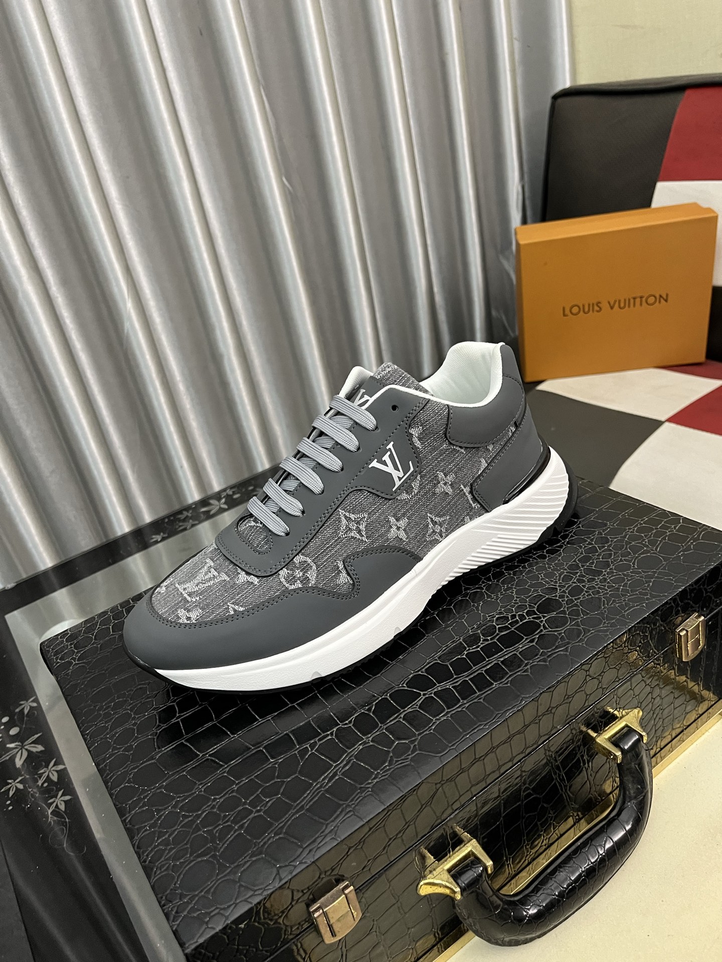 NO:357586,【LOUlS VUlTTON】 Louis Vuitton ~ Unique casual style. LV counter purchasing casual shoes for men's counters are available simultaneously, Italian imported brands select top layer Italian cowhide. Sheepskin inner lining (refuse to remove and grind feet) soles are original special for original soles. The original soles are even more favorable. Number 38-444 color selection, louis vuitton, louis vuitton, cowhide, sheepskin19860909【LOUlS VUlTTON】路易威登～独特现休闲风.LV专柜代购休闲鞋 男士专柜同步发售,意大利进口品牌精选头层意大利牛皮.羊皮内里（拒绝脱色磨脚）鞋底原厂特供原版底实物更赞 码数38-444色选,,louis vuitton,louis vuitton,cowhide,sheepskin,Men's shoes