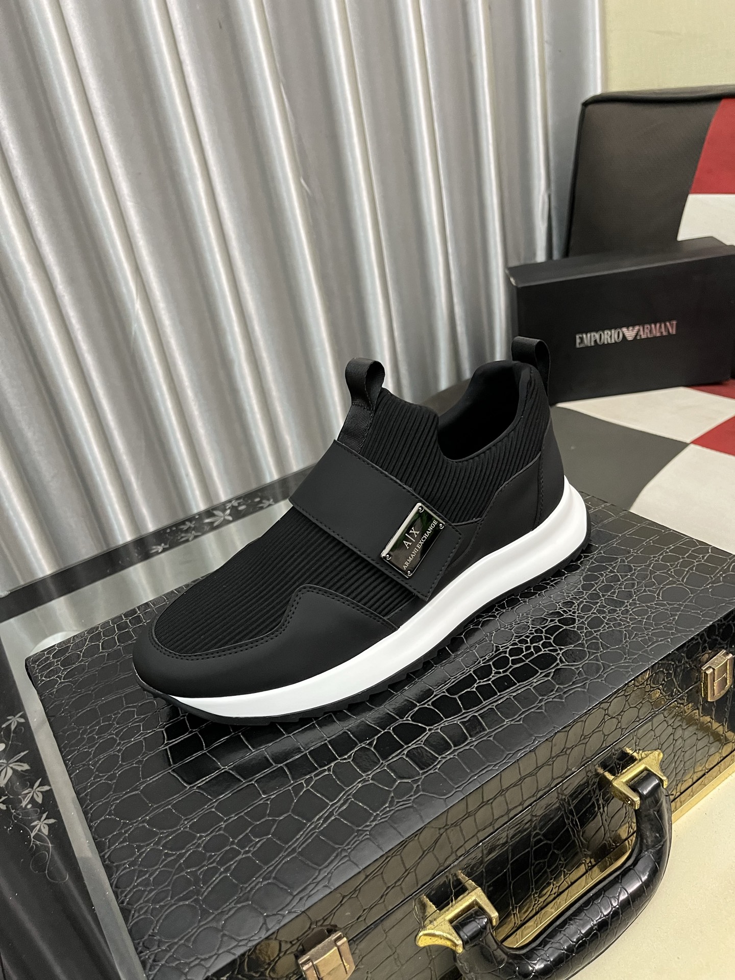 NO:358161,【BOSS】The latest casual men's shoes, welcome 1:1 comparison, single style of BOSS Hong Kong counter casual shoes, counter quality, support inspection, high-quality workmanship, upper is made of Italian imported timber cowhide splicing fabric imported breathable sheepskin inner lining, original fashion sports sole, casual fashion, high-end quality, size 38-45 (45 customization), cowhide, sheepskin19860909【BOSS】最新休闲男鞋,欢迎1:1对比,爆单款BOSS香港专柜休闲鞋,专柜品质,支持验货,优质做工,鞋面采用意大利进口胎牛皮拼接布料进口透气羊皮内里,原版时尚运动大底 ,休闲时尚,高端品质,码数38-45（45定制),,cowhide,sheepskin,Men's shoes