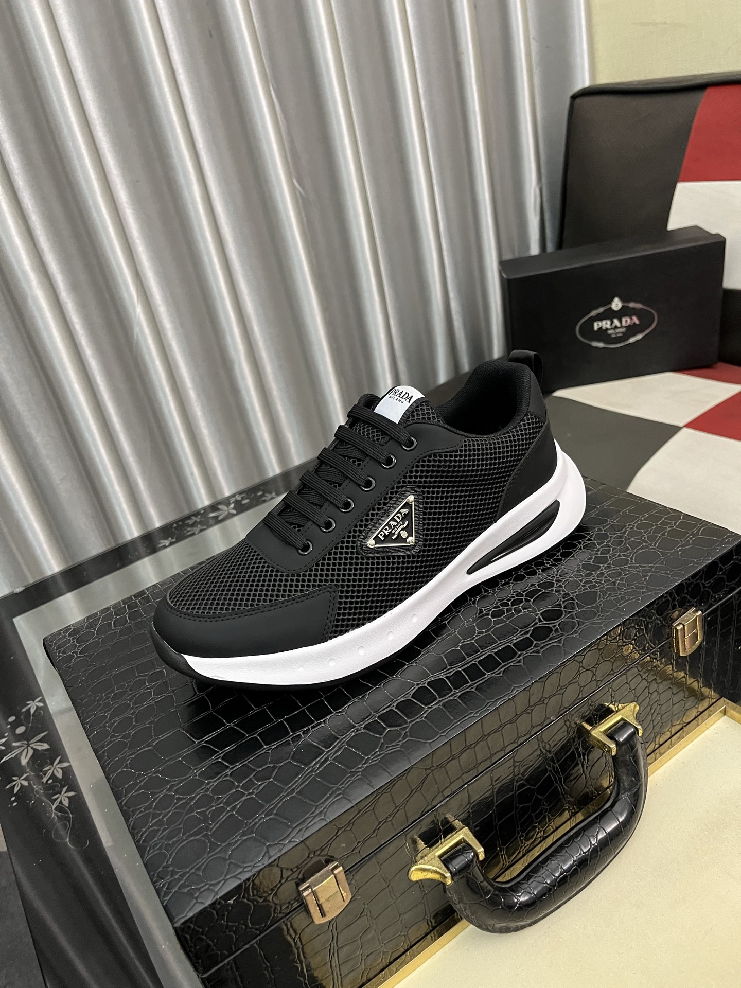 NO:358077,PRADA [Prada] popular men's shoes casual shoes and sports shoes!  High-end quality, high-end imported original cowhide, cowhide inner lining; original molded and wide sole. The style is upright and elegant, comfortable and versatile on the feet. Three packs of quality. Number of 38-44, 4 colors available, prada, prada, sneakers, cowhide19860909PRADA【普拉达】爆款男鞋休闲鞋、运动鞋！高端品质 鞋面精选进口原版牛皮 牛皮内里；原版开模大底.版型端正大气,上脚舒服百搭 质量三包 码数38-44,4色可选,,prada,prada,sneakers,cowhide,Men's shoes