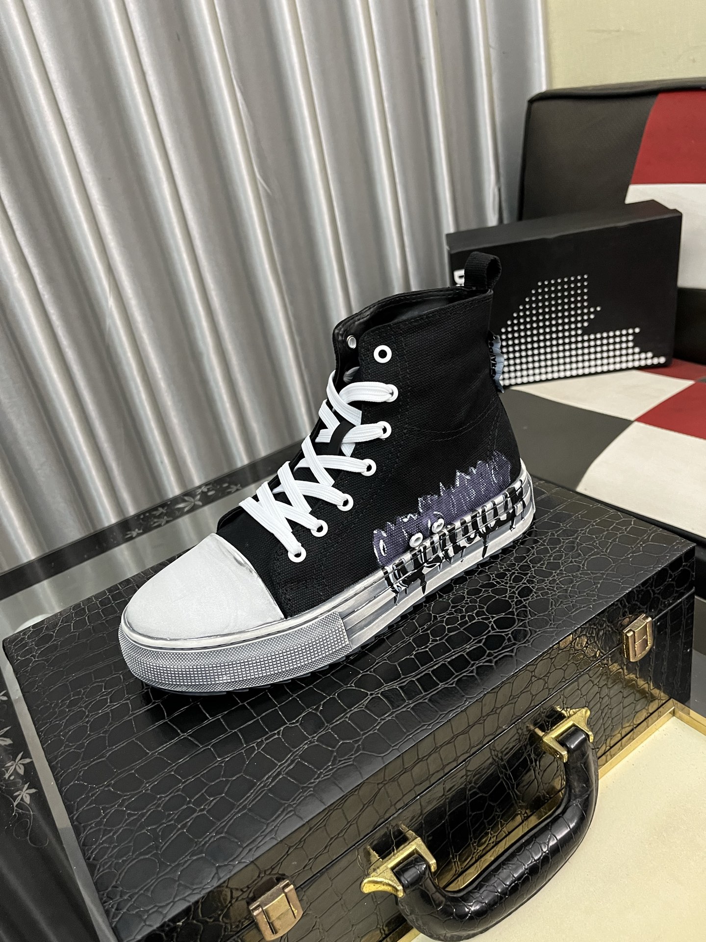 NO:358087,【D2～】Men's high-top canvas shoes 2025z cabinet are available simultaneously. The upper is made of multi-material spliced ​​leather inner lining, comfortable and breathable, the original sole is comfortable and wear-resistant, and the actual shooting is even more favorable. Number of objects: 36-46, 5 colors are available,19860909【D2～】男士高帮帆布鞋 2025z柜同步发售 鞋面选用多材质拼接真皮内里,舒适透气,鞋底原版舒适耐磨大底,实物拍摄实物更赞码数:36-46,5色可选,,Men's shoes