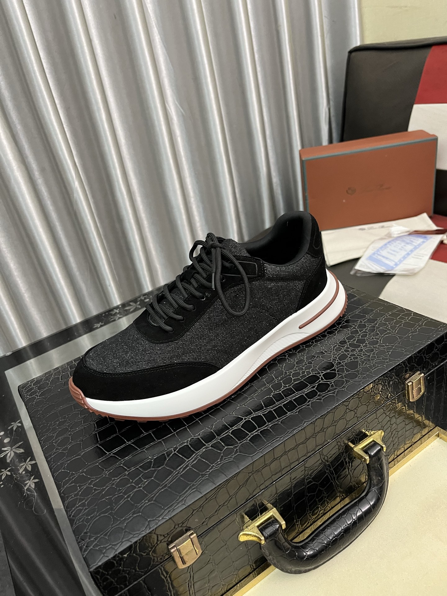 NO:358461,Loro Pian* Noyou* Pianya Casual shoes are made of cowhide and cowhide. Unique texture. Simple and atmospheric. It is suitable for Asian shoe last almond toe, apron-style toe, and bulging sewn upper. The same color stitching details. One-step pedal is easy to put on and off. The original color full cowhide inner lining. Insole decoration brand logo logo. Original mold opening TPU raw rubber outsole. The super grip performance of soft rubber sole. Comfortable casual casual style. Create casual urban style!  38-44, loro piana, skirts, cowhide19860909Loro Pian* 诺悠*翩雅 休闲鞋 选用牛皮磨砂牛皮打造 独特的质感 简约大气 符合亚洲人的鞋楦杏仁鞋头吧、围裙式鞋头、起鼓缝制鞋面 同色系缝线细节 一脚蹬套穿式方便穿脱 原色全牛皮内里 鞋垫饰品牌logo标识 原版开模TPU生胶色大底.柔软橡胶底的超强抓地性能 舒适休闲款 随意打造休闲正装都市造型 ！ 码数38-44,,loro piana,skirts,cowhide,Men's shoes