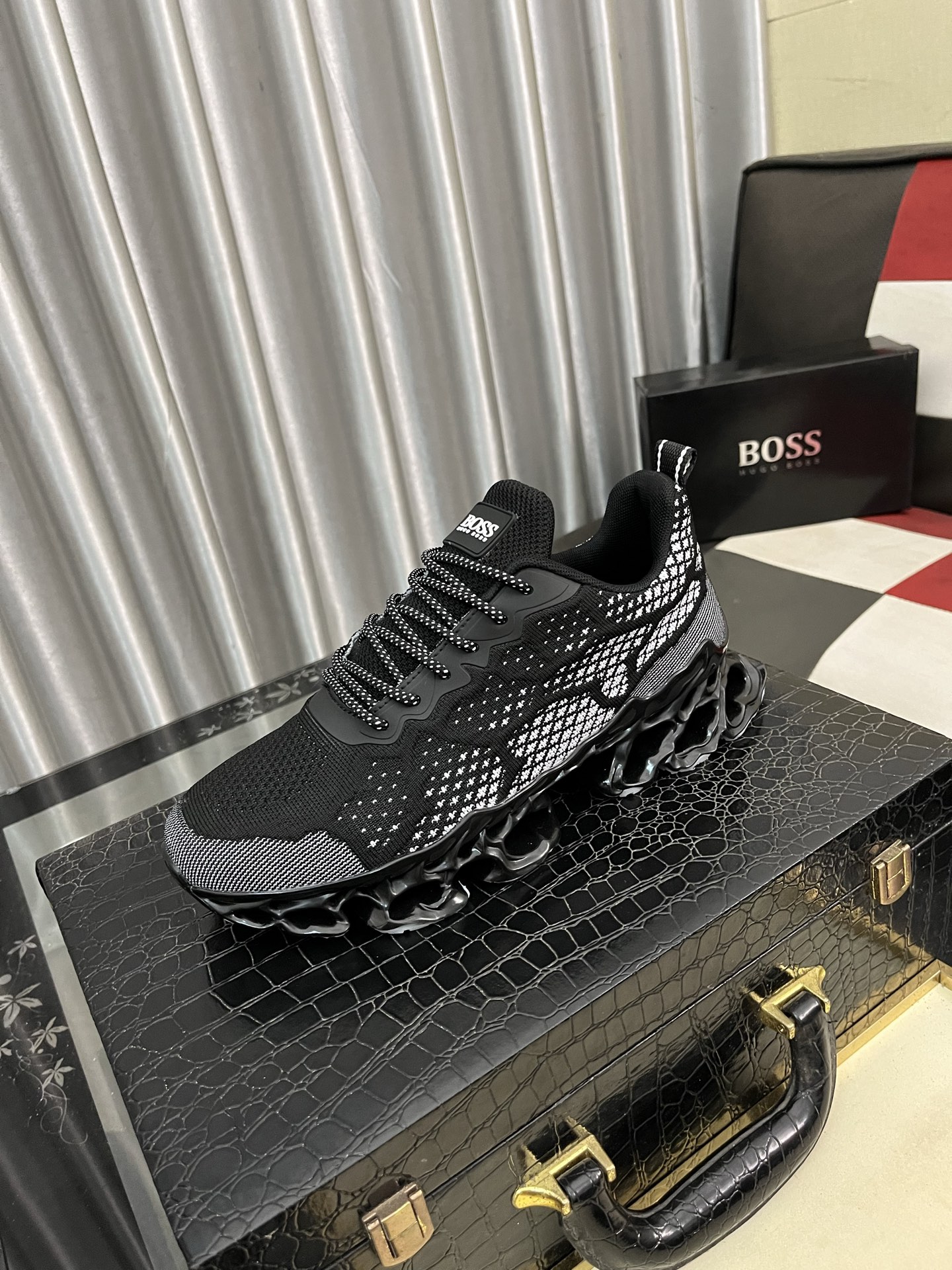 NO:358480,[BOSS] Latest casual men's shoes, welcome 1:1 comparison, single style of BOSS Hong Kong counter casual shoes, counter quality, support inspection, high-quality workmanship, upper uses Italian imported tire splicing fabric imported breathable mesh inner lining, original fashion sports sole, casual fashion, high-end quality, size 38-44,19860909【BOSS】最新休闲男鞋,欢迎1:1对比,爆单款BOSS香港专柜休闲鞋,专柜品质,支持验货,优质做工,鞋面采用意大利进口胎拼接布料进口透气网布内里,原版时尚运动大底 ,休闲时尚,高端品质,码数38-44,,Men's shoes