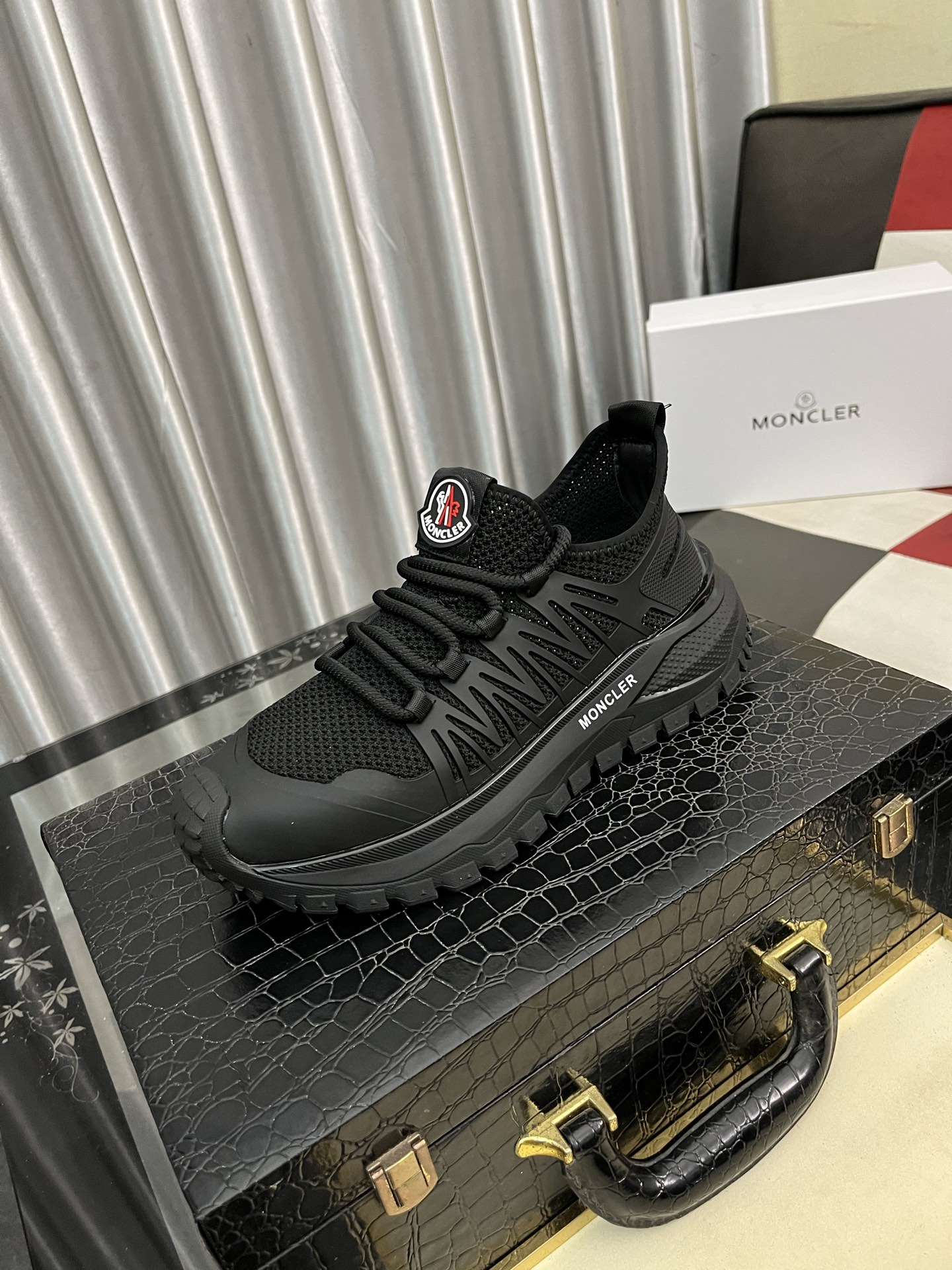 NO:358491,【MONCLER】The same style as the mouth cover, the official website, high-quality men's shoes, customized material, calfskin, mesh breathable inner leather insole, original mold-opening and anti-slip outsole style, men's casual sneakers, lace-up men's shoes series, European and American trendy style, random matching, comfortable foot feeling, standard size men's size 38-44,, Moncler, sneakers, cowhide19860909【MONCLER】蒙口、官网同款 高品质男鞋 材料定制小牛皮 网布透气内里真皮鞋垫 原版开模防滑大底款式类型男士休闲运动鞋 系带款男鞋系列 欧美潮流风格 随意搭配 脚感舒适、标准码男码38-44,,Moncler,sneakers,cowhide,Men's shoes