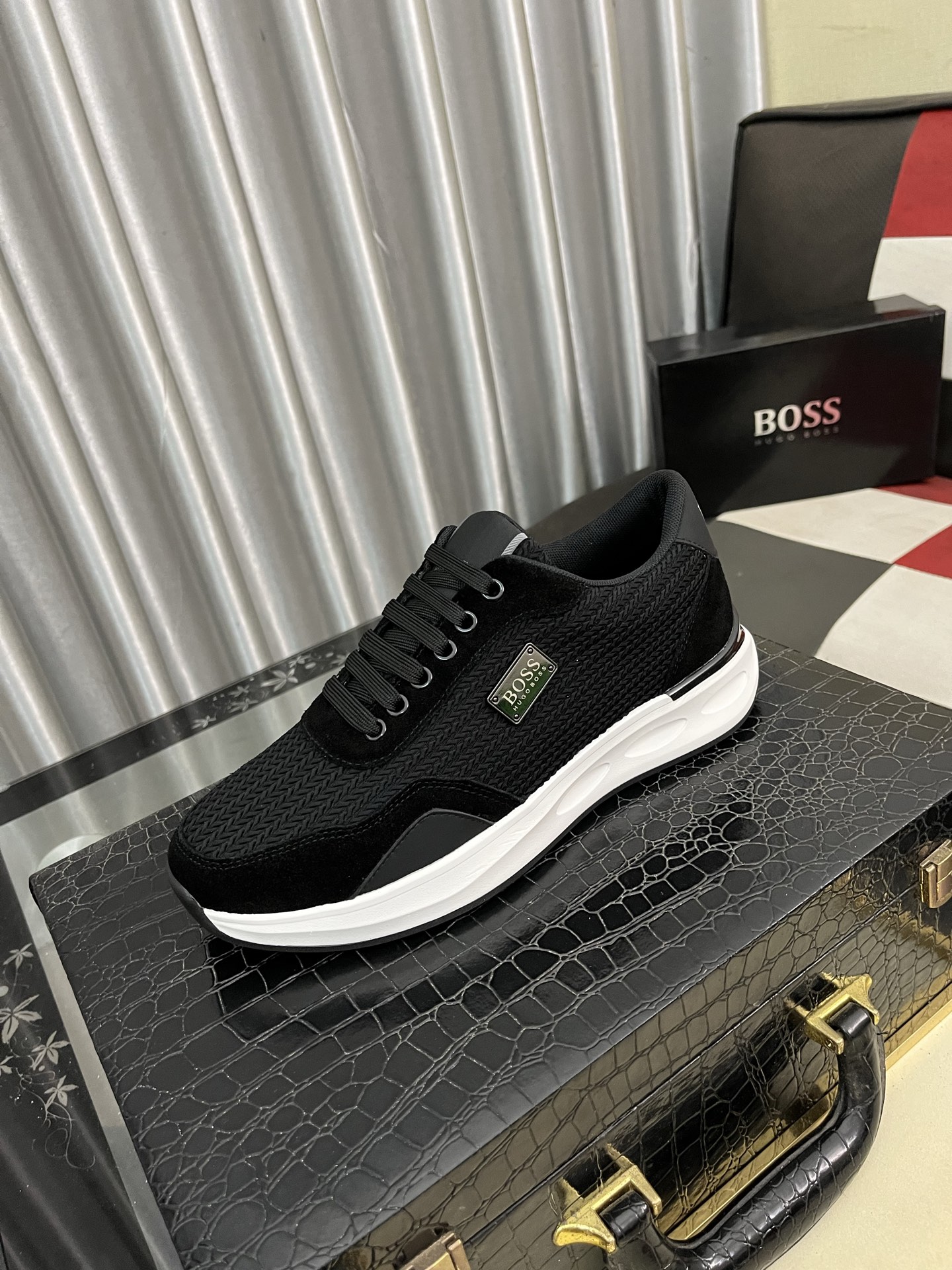NO:344308,【BOSS】The latest casual men's shoes, welcome 1:1 comparison, single style of BOSS Hong Kong counter casual shoes, counter quality, support inspection, high-quality workmanship, upper is made of Italian imported timber cowhide splicing fabric imported breathable sheepskin inner lining, original fashion sports sole, casual fashion, high-end quality, size 38-45 (45 customization), cowhide, sheepskin19860909【BOSS】最新休闲男鞋,欢迎1:1对比,爆单款BOSS香港专柜休闲鞋,专柜品质,支持验货,优质做工,鞋面采用意大利进口胎牛皮拼接布料进口透气羊皮内里,原版时尚运动大底 ,休闲时尚,高端品质,码数38-45（45定制),,cowhide,sheepskin,Men's shoes
