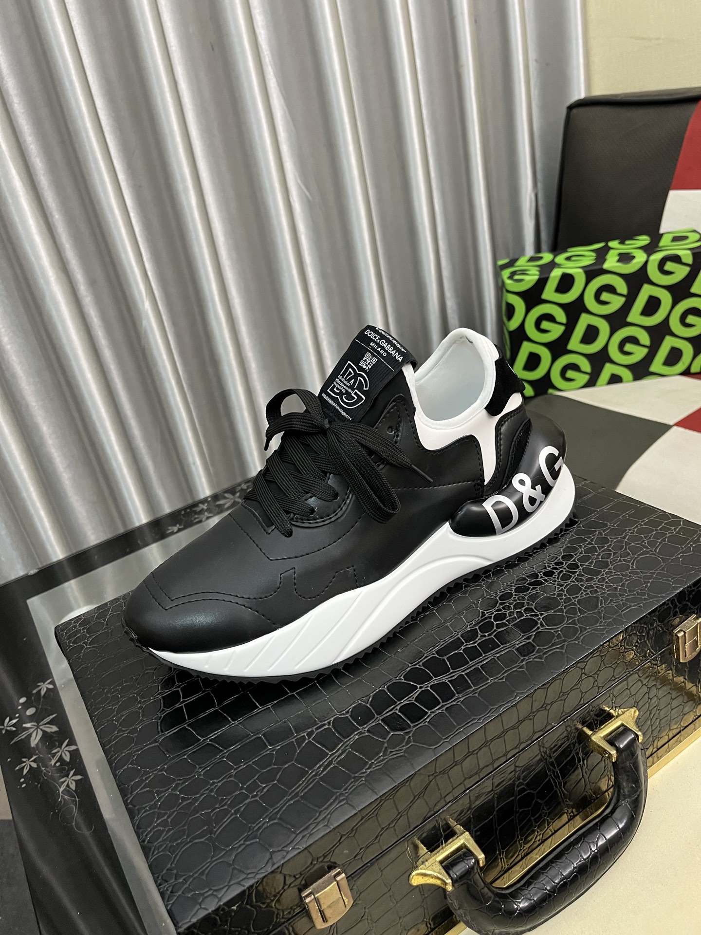 NO:345162,[DG~] Couple casual shoes are available at the same time in 2025z cabinet. Size: 35-46# upper is made of multi-material spliced ​​mesh fabric inner lining, comfortable and breathable, the original sole is comfortable and wear-resistant, and the real shot is even better.19860909【DG～】情侣装休闲鞋 2025z柜同步发售 码数:35-46#鞋面选用多材质拼接网布内里,舒适透气,鞋底原版舒适耐磨大底,实物拍摄实物更赞,,Men's shoes