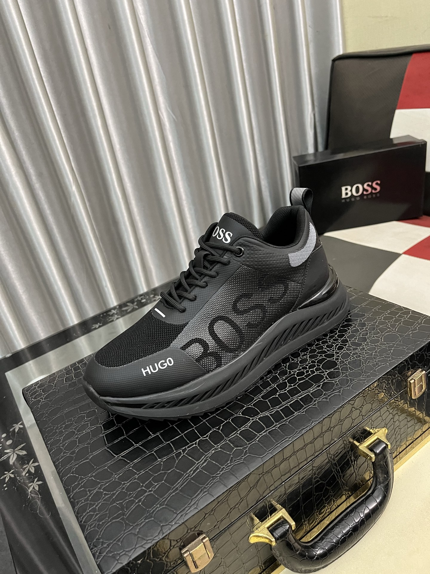 NO:345168,【BOSS】The latest casual men's shoes, welcome 1:1 comparison, single style of BOSS Hong Kong counter casual shoes, counter quality, support inspection, high-quality workmanship, upper is made of Italian imported timber cowhide splicing fabric imported breathable sheepskin inner lining, original fashion sports sole, casual fashion, high-end quality, size 38-45 (45 customization), cowhide, sheepskin19860909【BOSS】最新休闲男鞋,欢迎1:1对比,爆单款BOSS香港专柜休闲鞋,专柜品质,支持验货,优质做工,鞋面采用意大利进口胎牛皮拼接布料进口透气羊皮内里,原版时尚运动大底 ,休闲时尚,高端品质,码数38-45（45定制),,cowhide,sheepskin,Men's shoes