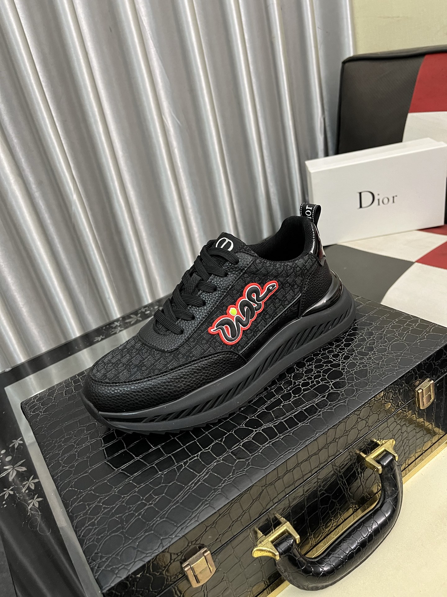 NO:345183,Dior unique modern style sneakers. Special counter purchasing casual leather shoes. Original cowhide imported from Italy. Niuli (refuse to remove color and polish the feet) soles are originally supplied with original soles, super cool. They are all styled and designed with style when walking. Super comfortable and wear-resistant original soles. Just like the real thing is more beautiful. Number of 38-445 colors are available, dior, sneakers, cowhide19860909迪奥 独特现代风运动鞋.专柜代购休闲皮鞋 意大利进口原版牛皮 牛里（拒绝脱色磨脚）鞋底原厂特供原版底,超酷 系带走路都带风风格设计 超舒服耐磨原版底 .就好像实物拍摄实物更赞 码数38-445色可选,,dior,sneakers,cowhide,Men's shoes