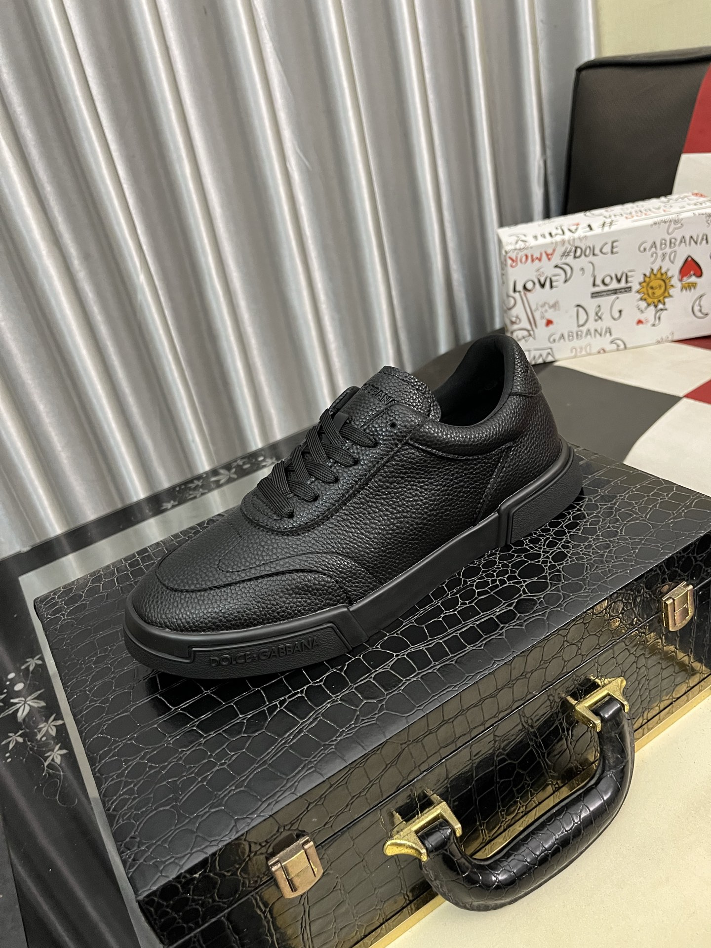 NO:345197,DG's latest popular casual shoes, with the tongue with the brand's signature details, and the combination of silk cowhide and cow velvet enhances the style. It is fashionable and versatile, which can add luster to various shapes. It creates a unique dynamic and modern exquisite design, showing modern and elegant style. Size38-46,,cowhide19860909DG最新爆款休闲鞋,鞋舌带有品牌标志性细节,丝绸牛皮与牛反绒相结合提升格调.时尚百搭,可为各式造型增光添彩.塑造独具动感活力与摩登气息的精致设计,尽显现代优雅格调. Size38-46,,cowhide,Men's shoes