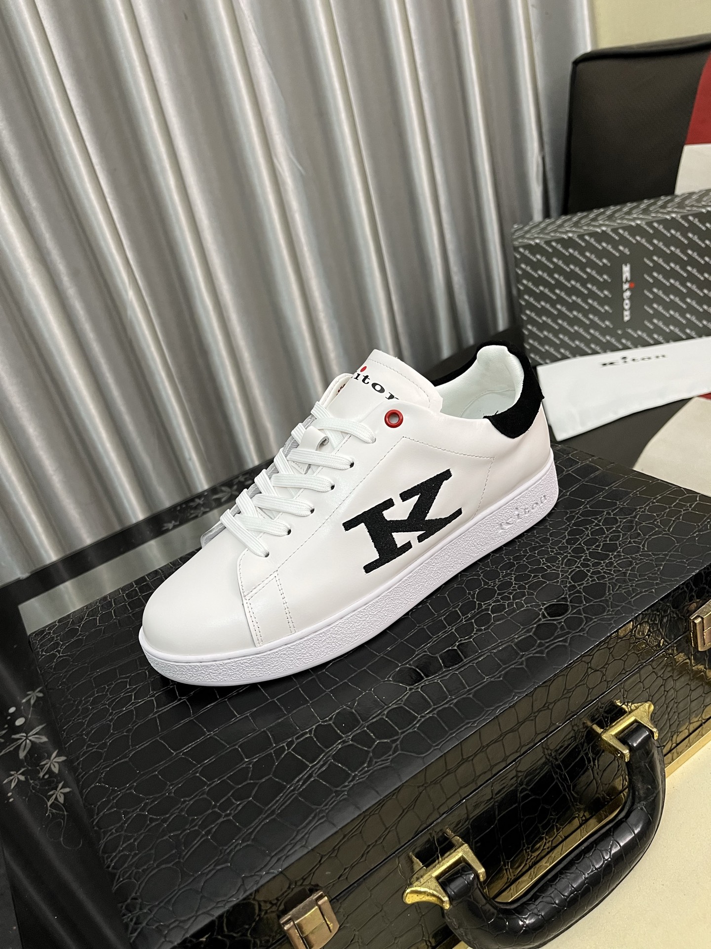 NO:345823,Kiton high-end luxury products, men's calf leather fabric sneakers, upper is made of calf leather, made of integrated molding, comfortable and breathable, the tongue Kiton micro-label, original outsole 1:1, providing a comfortable foot feeling!  Size38-45,,sneakers,cowhide19860909Kiton高端奢品,男士小牛皮面料运动鞋,鞋面由小牛皮制成,一体成型工艺制作,舒适透气,鞋舌Kiton微标,原版大底1:1,提供舒适脚感！ Size38-45,,sneakers,cowhide,Men's shoes