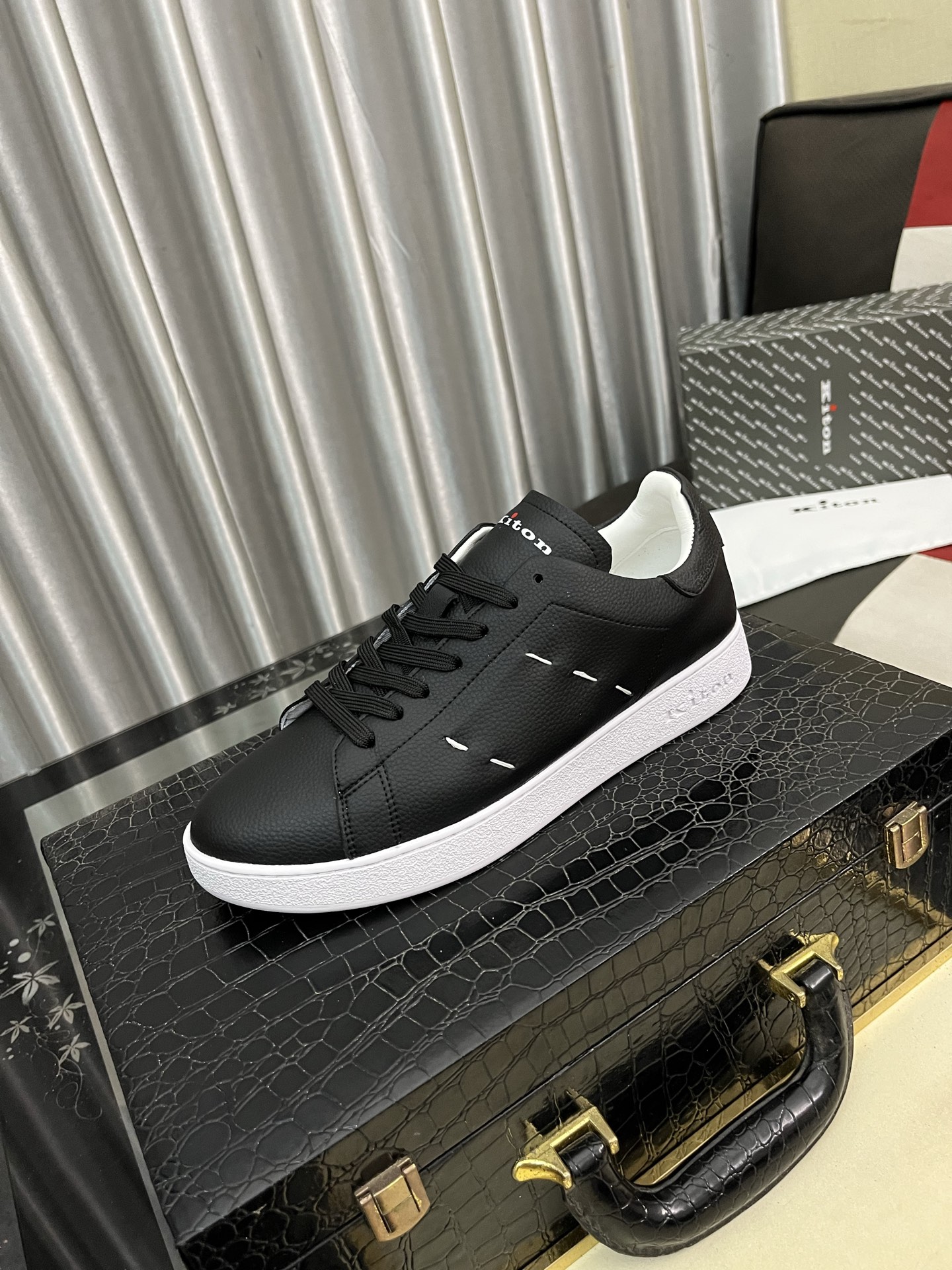 NO:354006,Kiton high-end luxury products, men's calf leather fabric sneakers, upper is made of calf leather, made of integrated molding, comfortable and breathable, the tongue Kiton micro-label, original outsole 1:1, providing a comfortable foot feeling!  Size38-45,,sneakers,cowhide19860909Kiton高端奢品,男士小牛皮面料运动鞋,鞋面由小牛皮制成,一体成型工艺制作,舒适透气,鞋舌Kiton微标,原版大底1:1,提供舒适脚感！ Size38-45,,sneakers,cowhide,Men's shoes