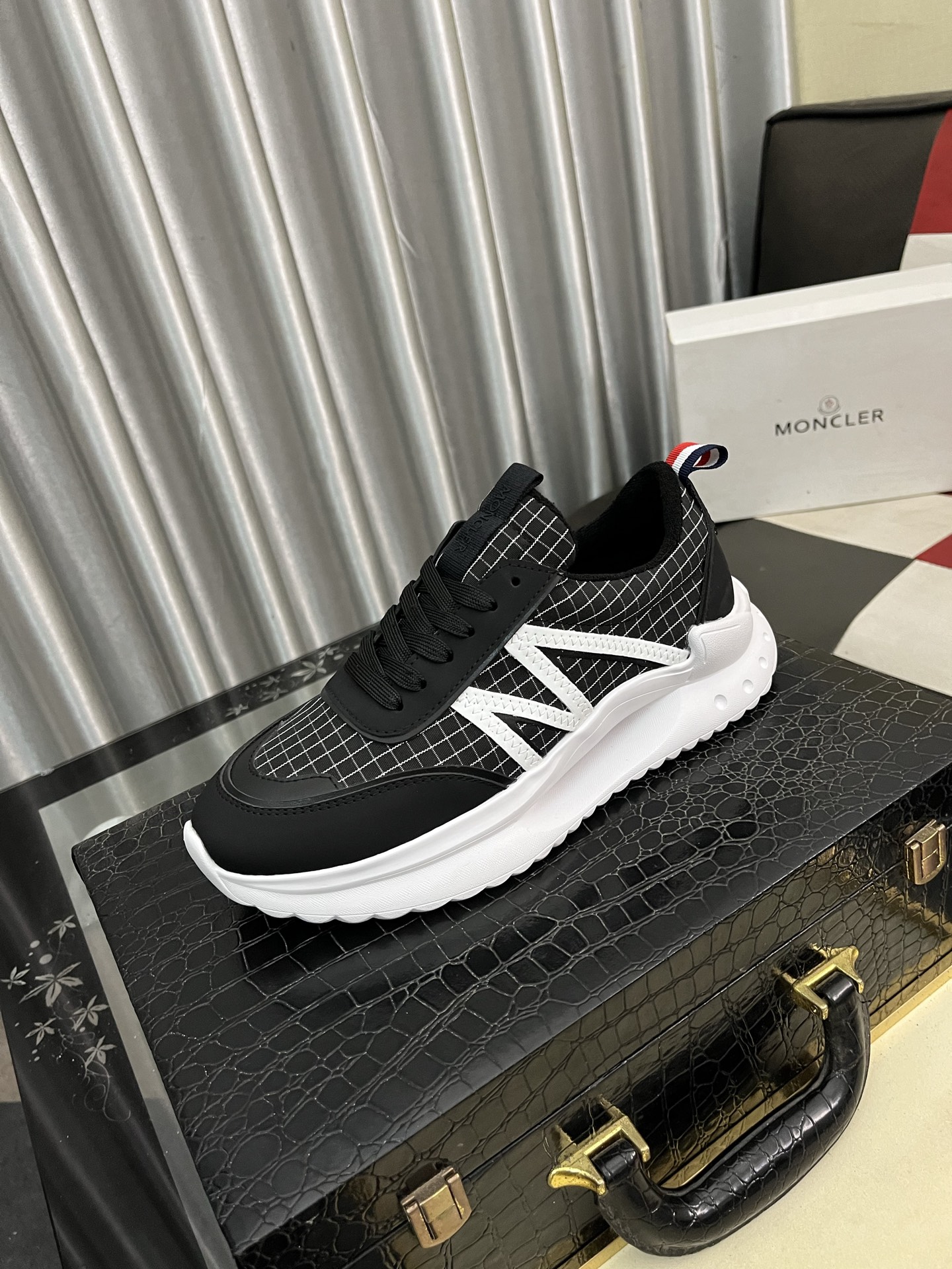 NO:345837,【MONCLER】The same style as the mouth cover, the official website, high-quality men's shoes, customized material, calfskin, mesh breathable inner leather insole, original mold-opening and anti-slip outsole style, men's casual sneakers, lace-up men's shoes series, European and American trendy style, random matching, comfortable foot feeling, standard size men's size 38-44,, Moncler, sneakers, cowhide19860909【MONCLER】蒙口、官网同款 高品质男鞋 材料定制小牛皮 网布透气内里真皮鞋垫 原版开模防滑大底款式类型男士休闲运动鞋 系带款男鞋系列 欧美潮流风格 随意搭配 脚感舒适、标准码男码38-44,,Moncler,sneakers,cowhide,Men's shoes