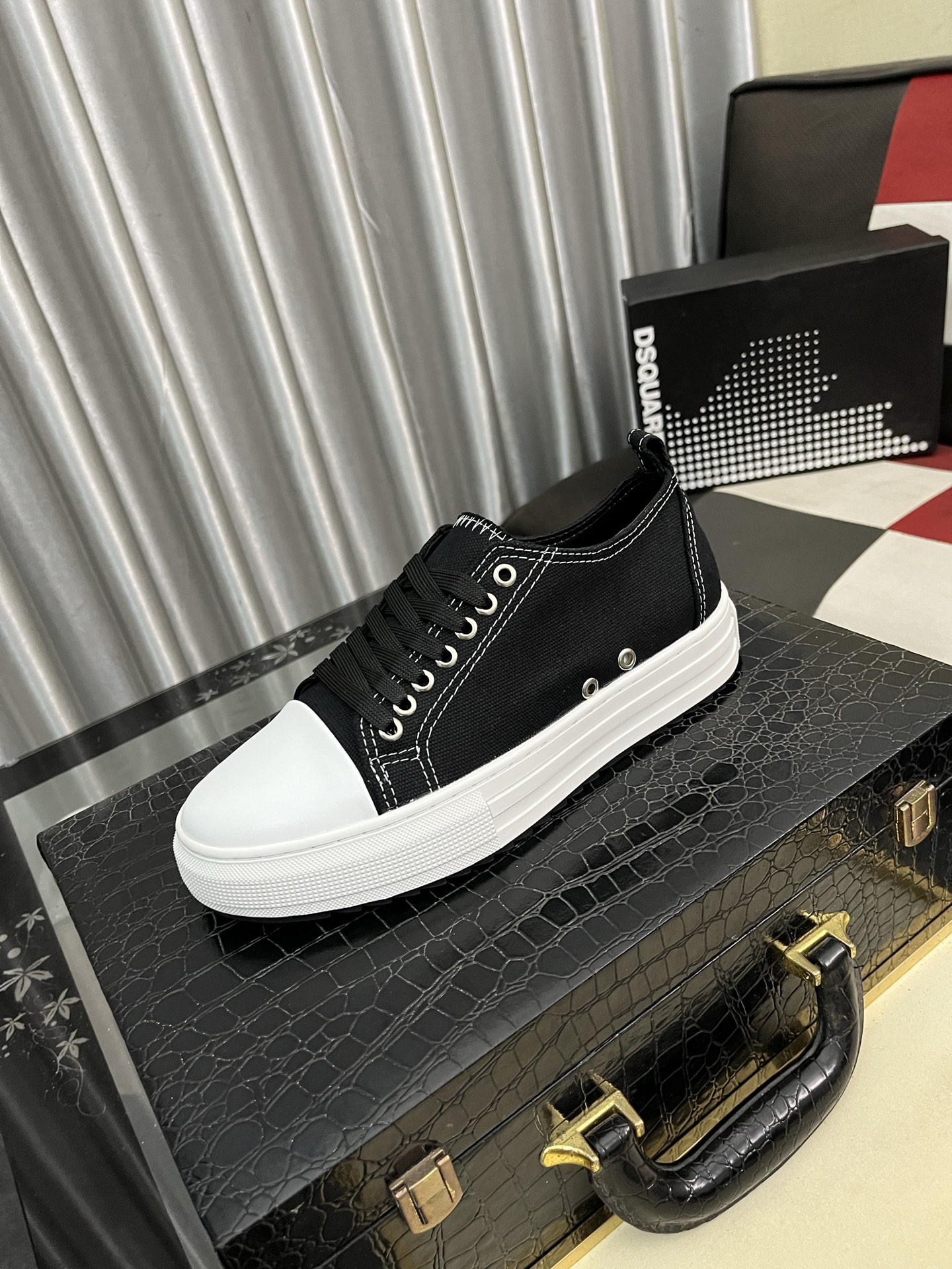 NO:346688,【D2～】Men's casual shoes 2025z cabinets are available simultaneously. Size: 35-46# 1 color upper is made of multi-material spliced ​​leather inner lining, comfortable and breathable, original sole is comfortable and wear-resistant, and the real shot is even better.19860909【D2～】男士休闲鞋 2025z柜同步发售 码数:35-46# 1个颜色鞋面选用多材质拼接真皮内里,舒适透气,鞋底原版舒适耐磨大底,实物拍摄实物更赞,,Men's shoes