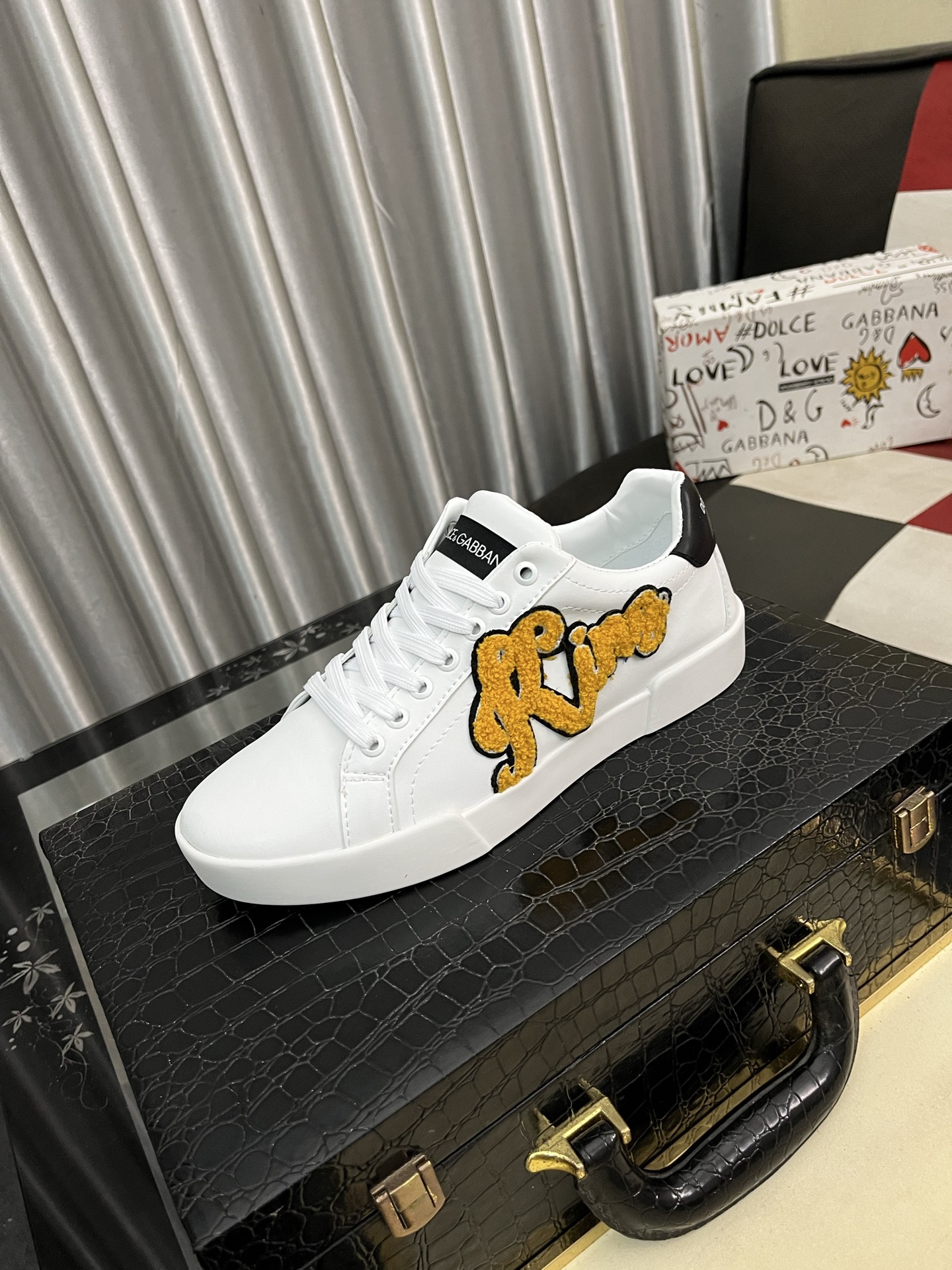 NO:346708,DG's latest popular casual shoes, with the tongue with brand iconic details, and the combination of silk cowhide and cow velvet enhances the style. It is fashionable and versatile, which can add luster to various shapes. It creates a unique dynamic and modern exquisite design, showing modern and elegant style. Size35-46,,cowhide19860909DG最新爆款休闲鞋,鞋舌带有品牌标志性细节,丝绸牛皮与牛反绒相结合提升格调.时尚百搭,可为各式造型增光添彩.塑造独具动感活力与摩登气息的精致设计,尽显现代优雅格调. Size35-46,,cowhide,Men's shoes