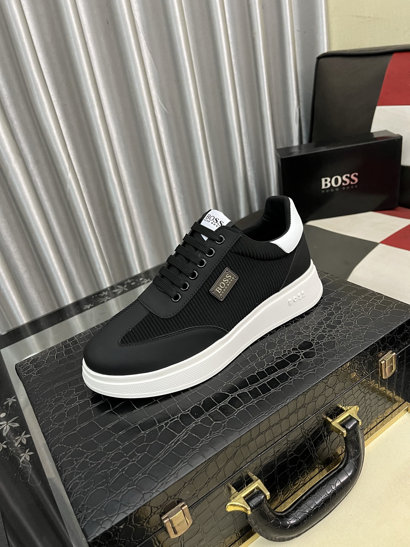 NO:347183,【BOSS】The latest casual men's shoes, welcome 1:1 comparison, single style of BOSS Hong Kong counter casual shoes, counter quality, support inspection, high-quality workmanship, upper is made of Italian imported timber cowhide splicing fabric imported breathable sheepskin inner lining, original fashion sports sole, casual fashion, high-end quality, size 38-45 (45 customized), cowhide, sheepskin19860909【BOSS】最新休闲男鞋,欢迎1:1对比,爆单款BOSS香港专柜休闲鞋,专柜品质,支持验货,优质做工,鞋面采用意大利进口胎牛皮拼接布料进口透气羊皮内里,原版时尚运动大底 ,休闲时尚,高端品质,码数38-45（45定制),,cowhide,sheepskin,Men's shoes