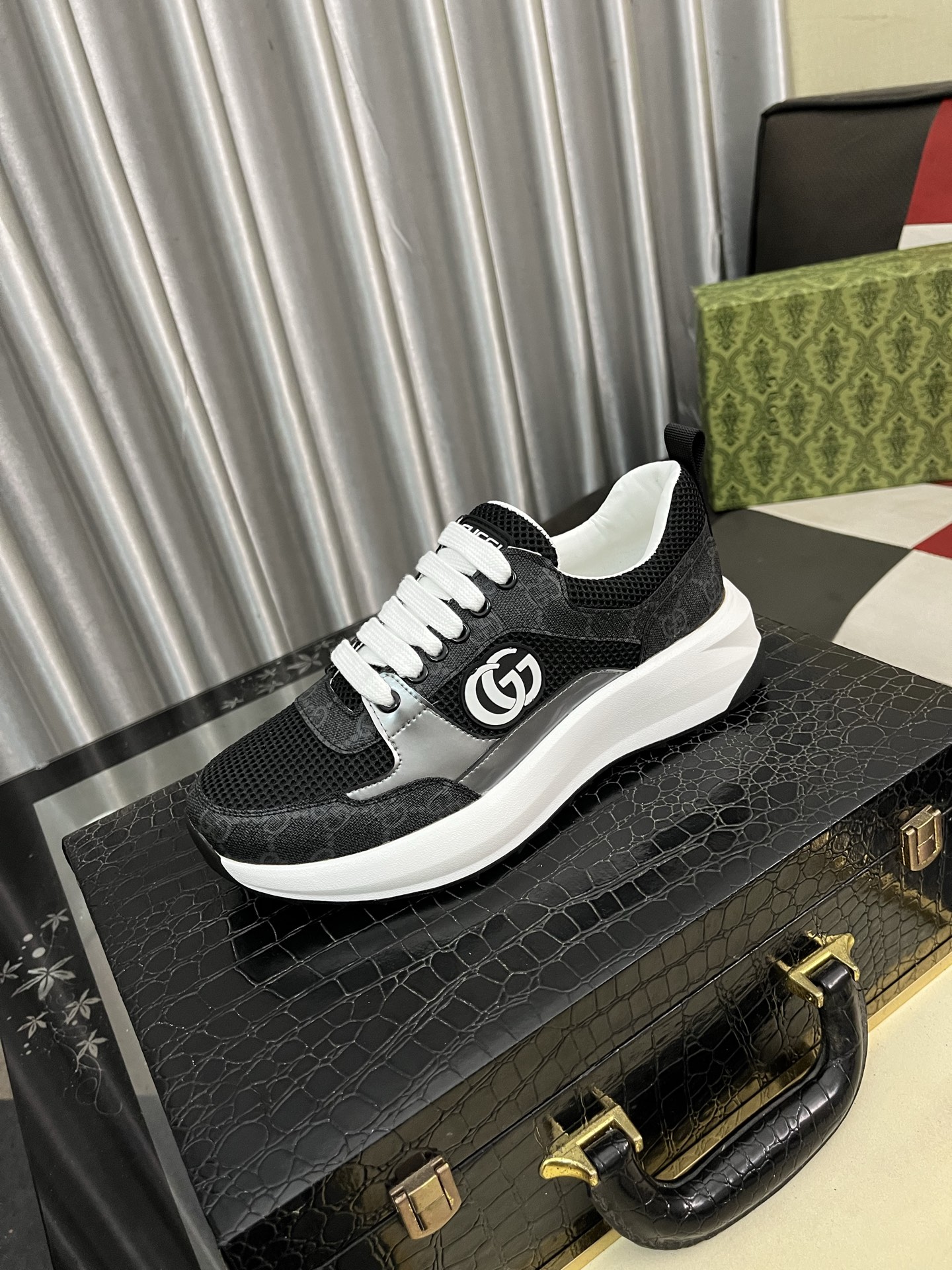 NO:347195,Guccl!  Trendy men's shoes, the upper is imported Italian cowhide with Guqi webbing special leather, full [sweet inner lining] original air cushion sole!  High-profile and elegant style, versatile and fashionable, 38-443 colors available, gucci, cowhide, sheepskin19860909古奇Guccl！潮流男鞋,鞋面采用意大利进口牛皮搭配古奇织带特殊皮料,全【羊皮内里】原版气垫大底！款式高调大气,上脚百搭时尚,码数38-443色可选,,gucci,cowhide,sheepskin,Men's shoes