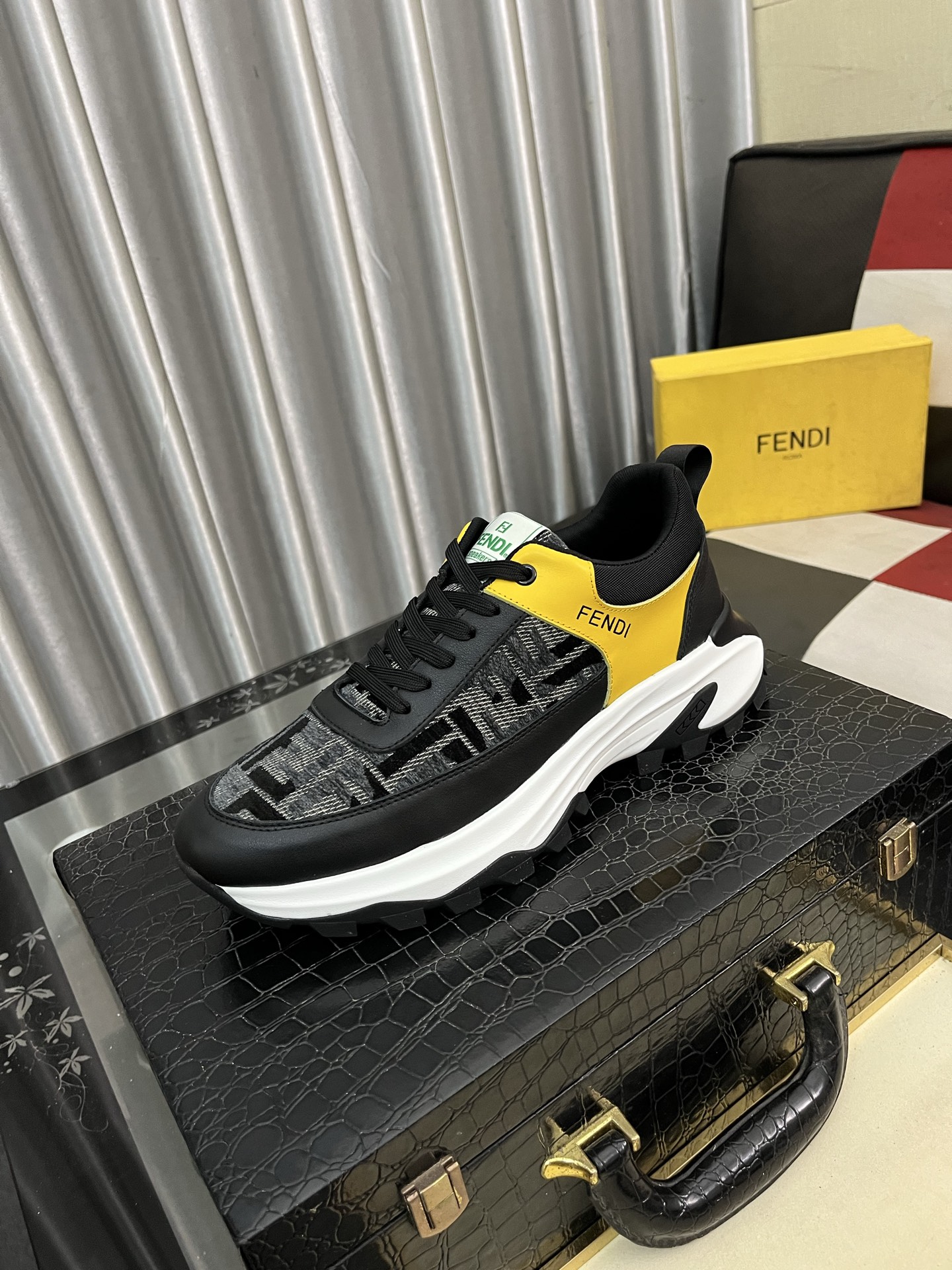 NO:347222,【FENDI】Fendi classic and comfortable men, this complex sneaker is made of soft calfskin genuine leather inner original ultralight rubber rough-grained sole. This unique and light style is suitable for the casual and exquisite sensibility of this season. It is comfortable and natural to wear. It is casual and traveling everyday in autumn and winter!  38443 colors available, fendi, fendi, sneakers, cowhide19860909【FENDI】芬迪经典舒适男士,这款复杂的运动鞋是由柔软的小牛皮真皮内里原版超轻橡胶材质粗纹大底 这种独特的轻薄风格适合这个季节的随意而精致的感性,上脚舒适自然 秋冬休闲出行日常款！38443色可选,,fendi,fendi,sneakers,cowhide,Men's shoes