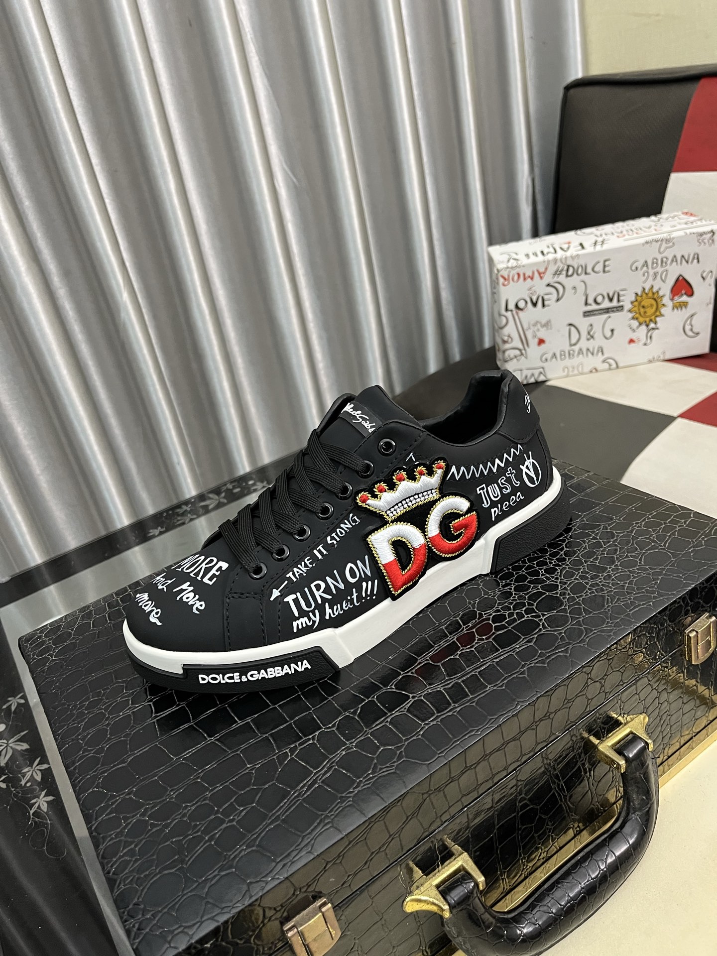 NO:347576,DG's latest popular casual shoes, with the tongue with the brand's signature details, and the combination of silk cowhide and cow velvet enhances the style. It is fashionable and versatile, which can add luster to various shapes. It creates a unique dynamic and modern exquisite design, showing modern and elegant style. Size38-46,,cowhide19860909DG最新爆款休闲鞋,鞋舌带有品牌标志性细节,丝绸牛皮与牛反绒相结合提升格调.时尚百搭,可为各式造型增光添彩.塑造独具动感活力与摩登气息的精致设计,尽显现代优雅格调. Size38-46,,cowhide,Men's shoes