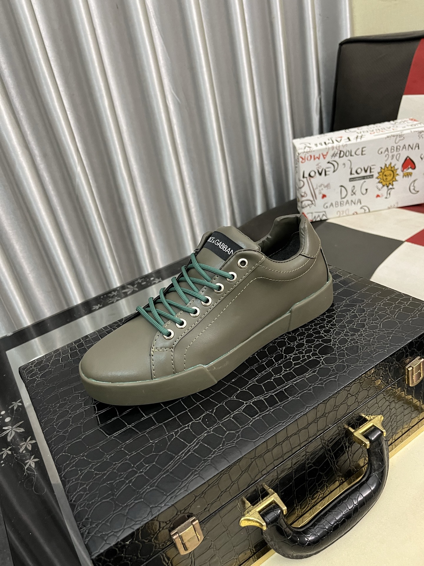 NO:347589,DG's latest popular casual shoes, with the tongue with brand iconic details, and the combination of silk cowhide and cow velvet enhances the style. It is fashionable and versatile, which can add luster to various shapes. It creates a unique dynamic and modern exquisite design, showing modern and elegant style. Size35-46,,cowhide19860909DG最新爆款休闲鞋,鞋舌带有品牌标志性细节,丝绸牛皮与牛反绒相结合提升格调.时尚百搭,可为各式造型增光添彩.塑造独具动感活力与摩登气息的精致设计,尽显现代优雅格调. Size35-46,,cowhide,Men's shoes