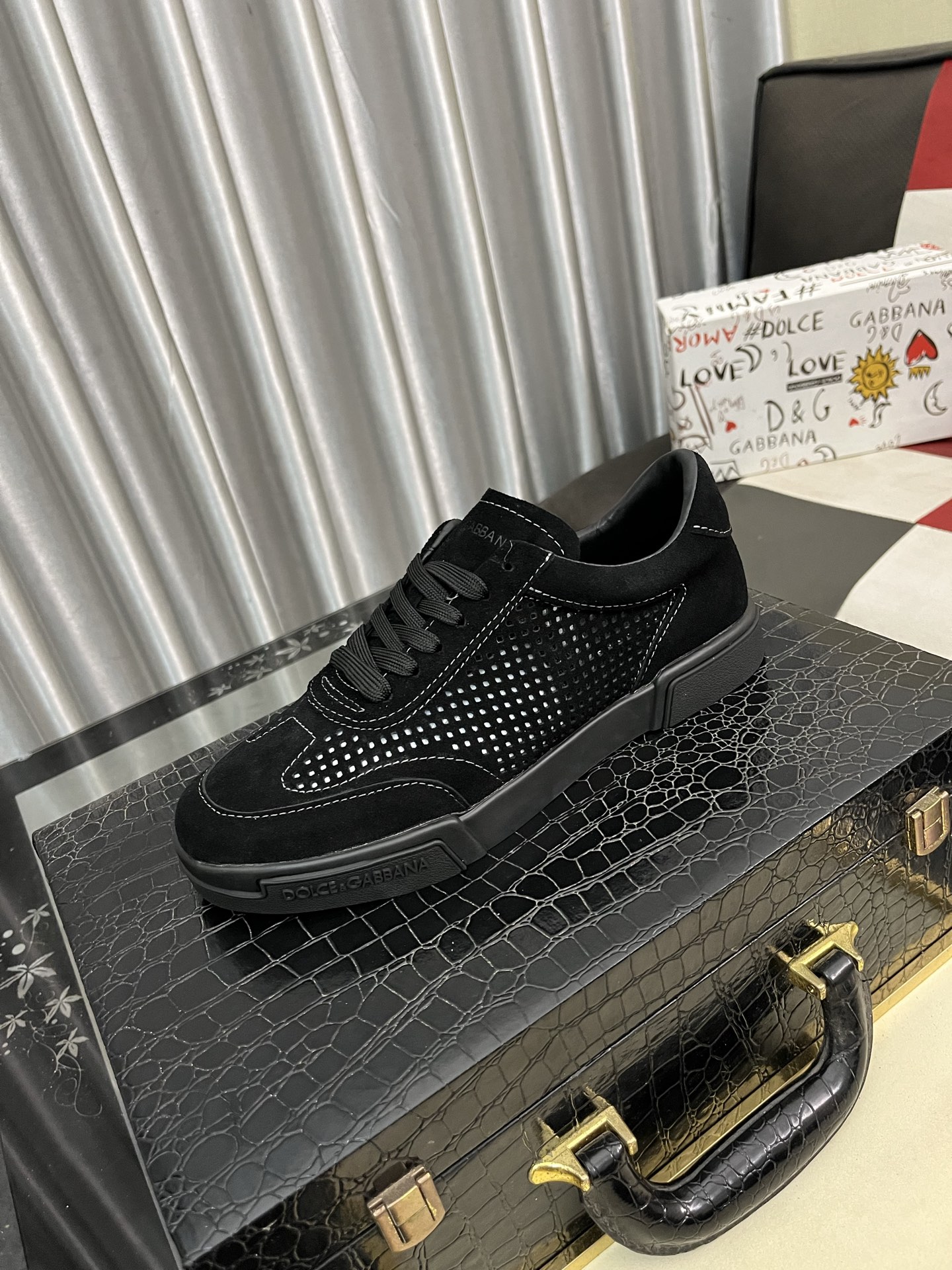 NO:347606,DG's latest popular casual shoes, with the tongue with the brand's signature details, and the combination of silk cowhide and cow velvet enhances the style. It is fashionable and versatile, which can add luster to various shapes. It creates a unique dynamic and modern exquisite design, showing modern and elegant style. Size38-46,,cowhide19860909DG最新爆款休闲鞋,鞋舌带有品牌标志性细节,丝绸牛皮与牛反绒相结合提升格调.时尚百搭,可为各式造型增光添彩.塑造独具动感活力与摩登气息的精致设计,尽显现代优雅格调. Size38-46,,cowhide,Men's shoes