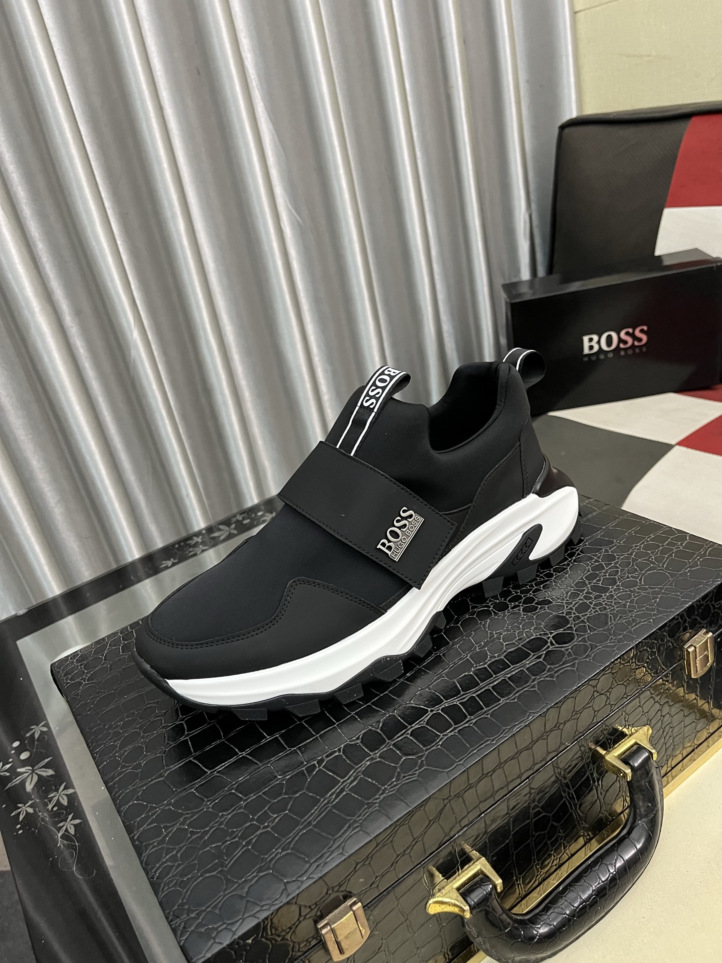 NO:347659,【BOSS】The latest casual men's shoes, welcome 1:1 comparison, single style of BOSS Hong Kong counter casual shoes, counter quality, support inspection, high-quality workmanship, upper is made of Italian imported timber cowhide splicing fabric imported breathable sheepskin inner lining, original fashion sports sole, casual fashion, high-end quality, size 38-45 (45 customization), cowhide, sheepskin19860909【BOSS】最新休闲男鞋,欢迎1:1对比,爆单款BOSS香港专柜休闲鞋,专柜品质,支持验货,优质做工,鞋面采用意大利进口胎牛皮拼接布料进口透气羊皮内里,原版时尚运动大底 ,休闲时尚,高端品质,码数38-45（45定制),,cowhide,sheepskin,Men's shoes