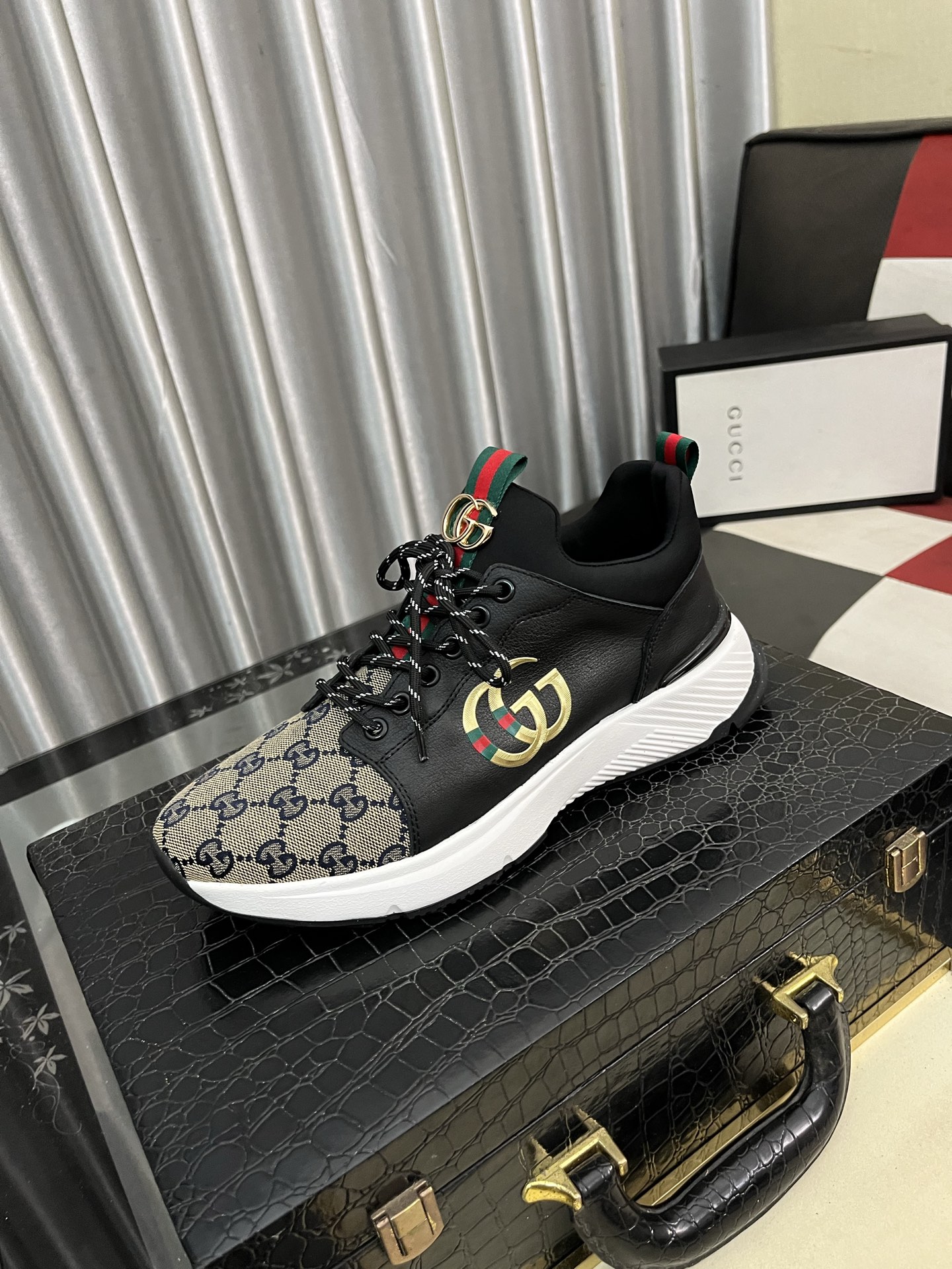 NO:347684,【GUCCI】Guqi men's casual shoes are absolutely popular and the ultimate matching item for trendy men!  The super texture and charm are unstoppable. The main style is the one with bright colors in the floral leather!  The upper is made of high-quality brand printed fabrics with cowhide, breathable leather inner footbed, wear-resistant rubber sole, noble and elegant!  Extreme comfort level, you can be as handsome as you want. 38-445 colors available, gucci, cowhide19860909【GUCCI】古奇男鞋休闲鞋绝对火爆潮男的极致搭配单品！超质感魅力挡不住,主推款,花皮色彩亮丽！鞋面选用优质品牌印花面料搭配牛皮,透气真皮内里垫脚, 耐磨橡胶底,高贵典雅！舒适度爆棚想怎么帅就怎么帅 38-445色可选,,gucci,cowhide,Men's shoes