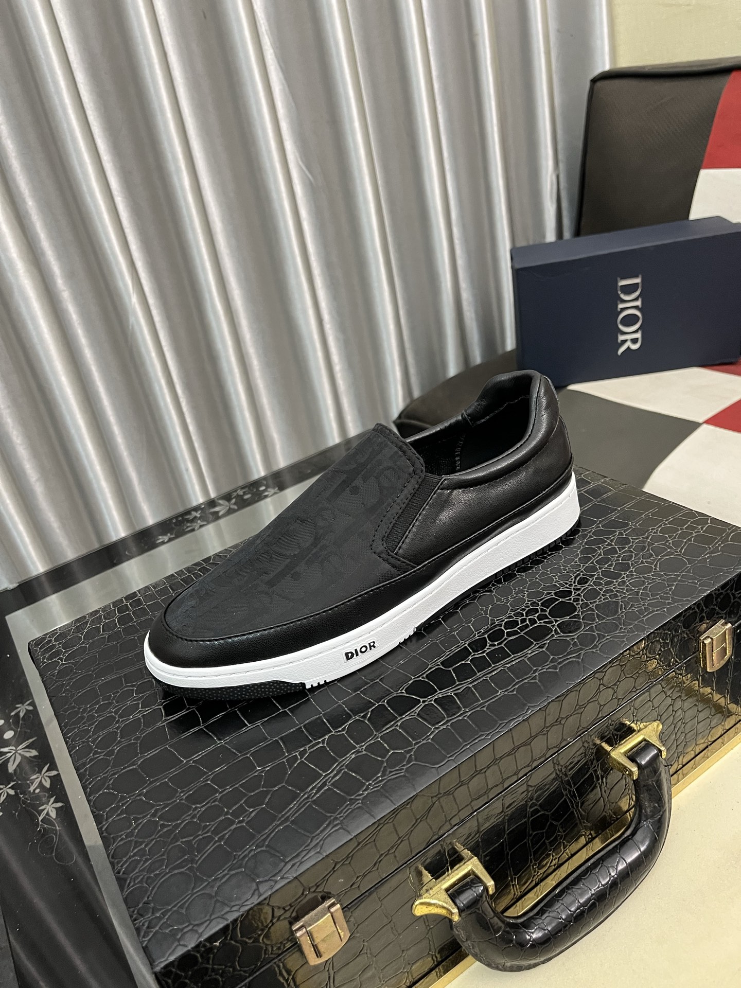 NO:350231,Dior unique modern style sneakers. Counter purchasing casual leather shoes. Italian imported original cowhide Niuli (refuse to remove color and polish the feet) soles are specially supplied with original soles, super cool. They are all styled with laces and walking. Super comfortable and wear-resistant original soles. 38-444 colors are available, dior, sneakers, cowhide19860909迪奥 独特现代风运动鞋.专柜代购休闲皮鞋 意大利进口原版牛皮 牛里（拒绝脱色磨脚）鞋底原厂特供原版底,超酷 系带走路都带风风格设计 超舒服耐磨原版底 .码数38-444色可选,,dior,sneakers,cowhide,Men's shoes