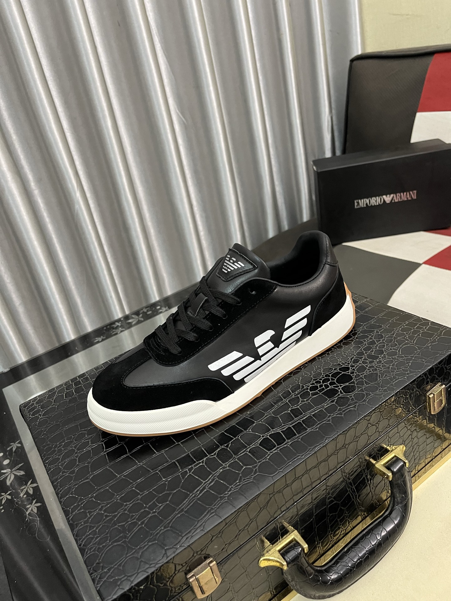 NO:350249,Emporio Armani, the latest product, a super stylish casual shoe!  Selected top-layer calfskin breathable mesh with exquisite craftsmanship pattern decorative logo, AX iconic logo on the side is very domineering!  Beautiful!  Number of codes 38-442 colors available, Armani, cowhide19860909Emporio Ar阿玛尼,最新品,,超级有范儿的一款休闲鞋！精选头层小牛皮透气网里鞋舌精致工艺图案装饰logo,侧面AX标志性logo霸气十足！上脚帅气！码数38-442色可选,,armani,cowhide,Men's shoes