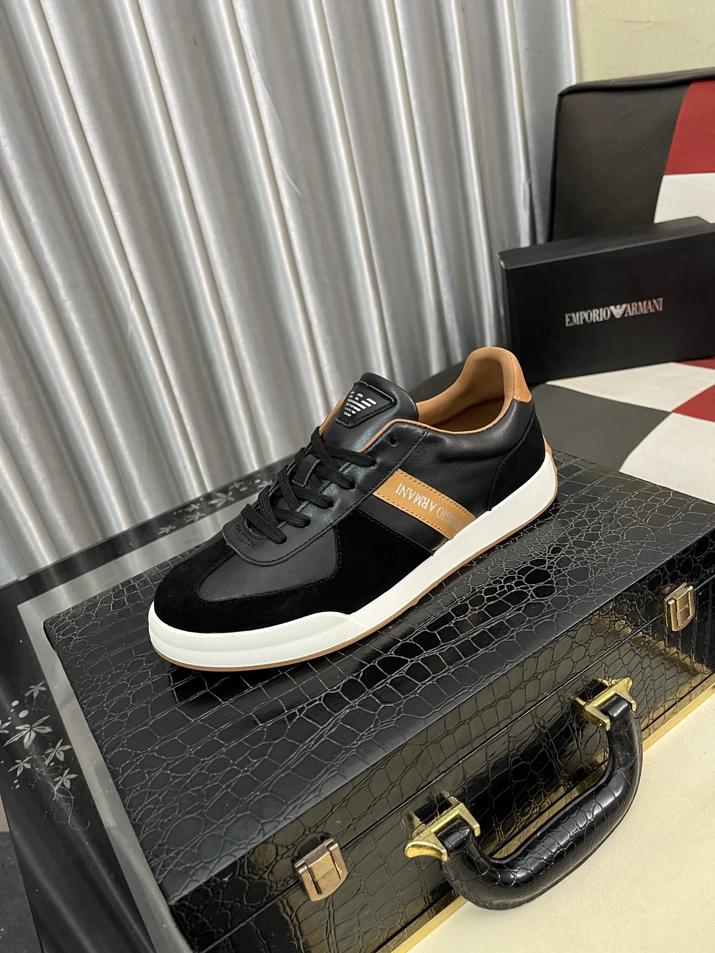 NO:350270,Emporio Armani, the latest product, a super stylish casual shoe!  Selected top-layer calfskin breathable mesh with exquisite craftsmanship pattern decorative logo, AX iconic logo on the side is very domineering!  Beautiful!  Number of codes 38-443 colors available, Armani, cowhide19860909Emporio Ar阿玛尼,最新品,,超级有范儿的一款休闲鞋！精选头层小牛皮透气网里鞋舌精致工艺图案装饰logo,侧面AX标志性logo霸气十足！上脚帅气！码数38-443色可选,,armani,cowhide,Men's shoes