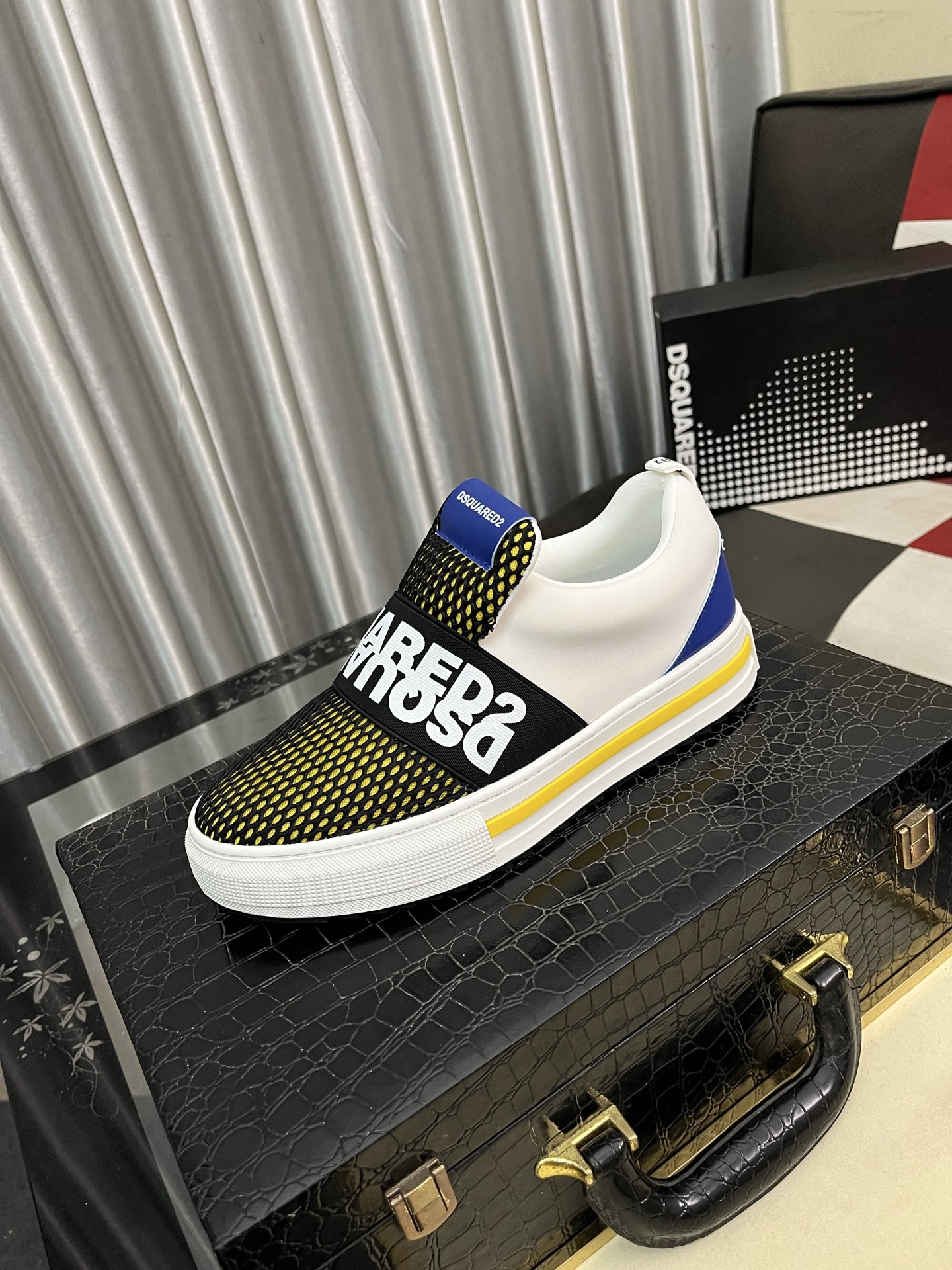 NO:350328,【D2～】Men's casual shoes are available at the same time. Size: 35-46# 1 color upper is made of multi-material splicing leather inner lining, comfortable and breathable, original sole is comfortable and wear-resistant, and the real shot is even better.19860909【D2～】男士休闲鞋 z柜同步发售 码数:35-46# 1个颜色鞋面选用多材质拼接真皮内里,舒适透气,鞋底原版舒适耐磨大底,实物拍摄实物更赞,,Men's shoes