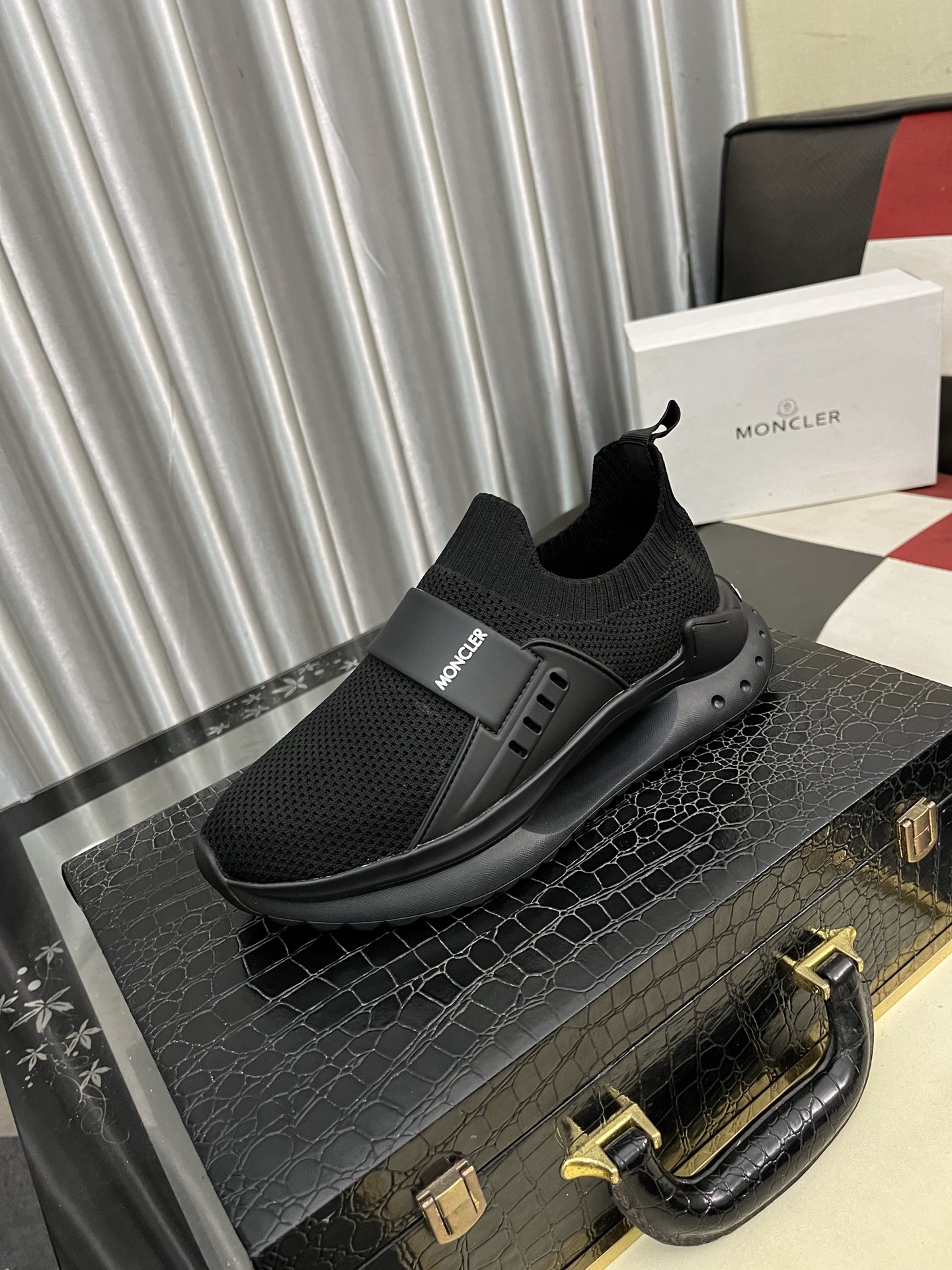 NO:350353,【MONCLER】The same style as the mask on the official website, high-quality men's shoes, customized material, calfskin, mesh breathable inner leather insole, original mold-opening anti-slip outsole style, men's casual sneakers, lace-up men's shoes series, European and American trendy style, random matching, comfortable foot feeling, standard size men's size 38-464 colors available,, Moncler, sneakers, cowhide,19860909【MONCLER】蒙口、官网同款 高品质男鞋 材料定制小牛皮 网布透气内里真皮鞋垫 原版开模防滑大底款式类型男士休闲运动鞋 系带款男鞋系列 欧美潮流风格 随意搭配 脚感舒适、标准码男码38-464色可选,,Moncler,sneakers,cowhide,Men's shoes