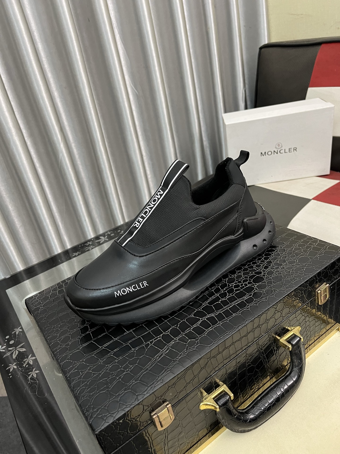 NO:350361,【MONCLER】The same style as the mask on the official website, high-quality men's shoes, customized material, calfskin, mesh breathable inner leather insole, original mold-opening anti-slip outsole style, men's casual sneakers, lace-up men's shoes series, European and American trendy style, random matching, comfortable foot feeling, standard size men's size 38-463 colors available,, Moncler, sneakers, cowhide,19860909【MONCLER】蒙口、官网同款 高品质男鞋 材料定制小牛皮 网布透气内里真皮鞋垫 原版开模防滑大底款式类型男士休闲运动鞋 系带款男鞋系列 欧美潮流风格 随意搭配 脚感舒适、标准码男码38-463色可选,,Moncler,sneakers,cowhide,Men's shoes