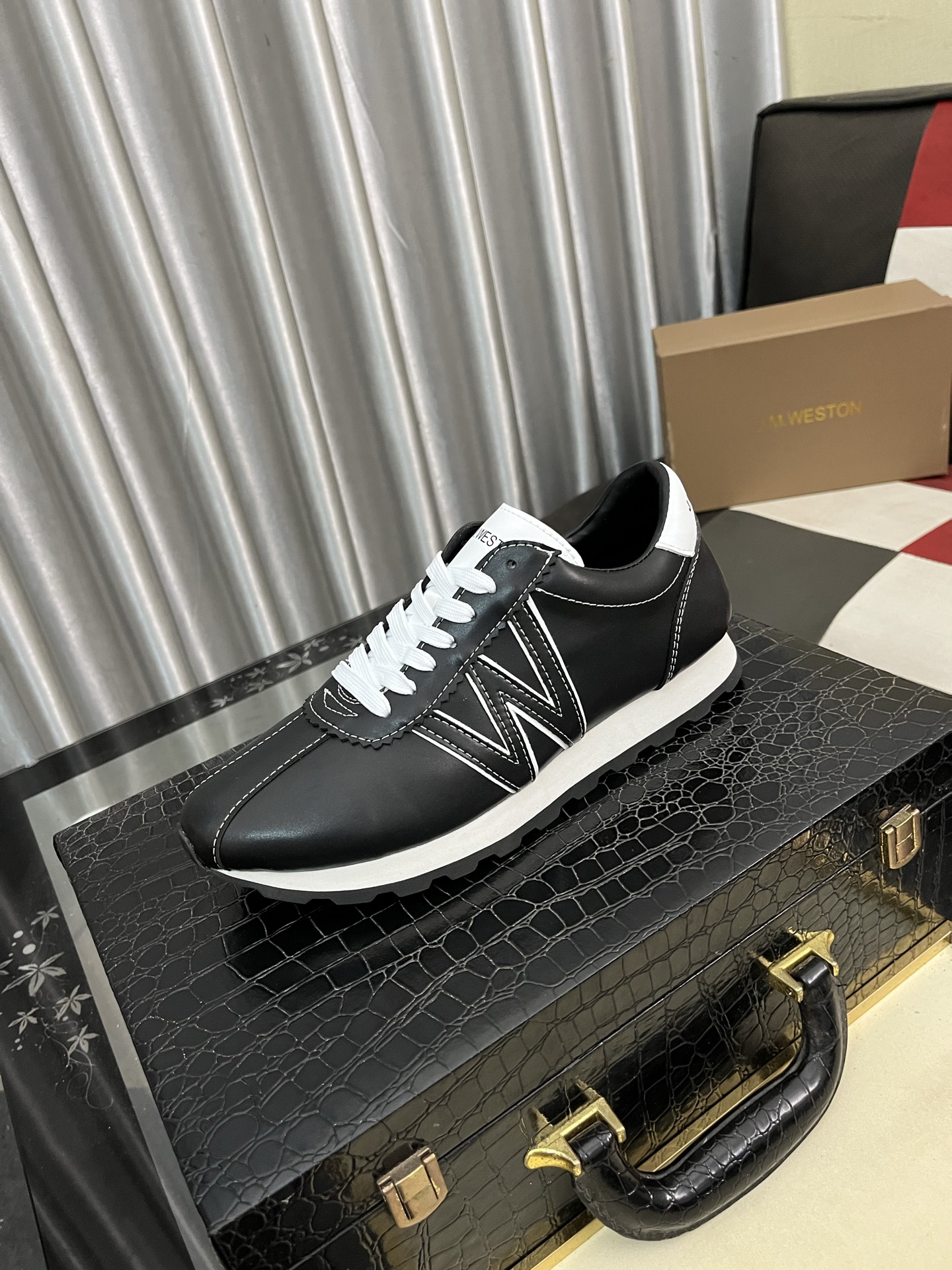 NO:350383,JMWESTON men's lace-up leather shoes | Fabrics are made of imported cowhide | high-end and delicate | velvet-like soft leather highlights the design of the shoe | Light and inspirational production structure brings a comfortable foot experience | Breathable cowhide inner | Imported cowhide Oxford combination sole Size38-46,,cowhide19860909JM威士顿JMWESTON男士系带皮鞋｜面料采用进口牛皮｜高档细腻｜如天鹅绒一般柔软的皮革突出鞋子的设计｜轻盈而灵感的制作结构则带来舒适之至的足下体验｜透气牛皮内里｜进口牛皮牛津组合大底 Size38-46,,cowhide,Men's shoes