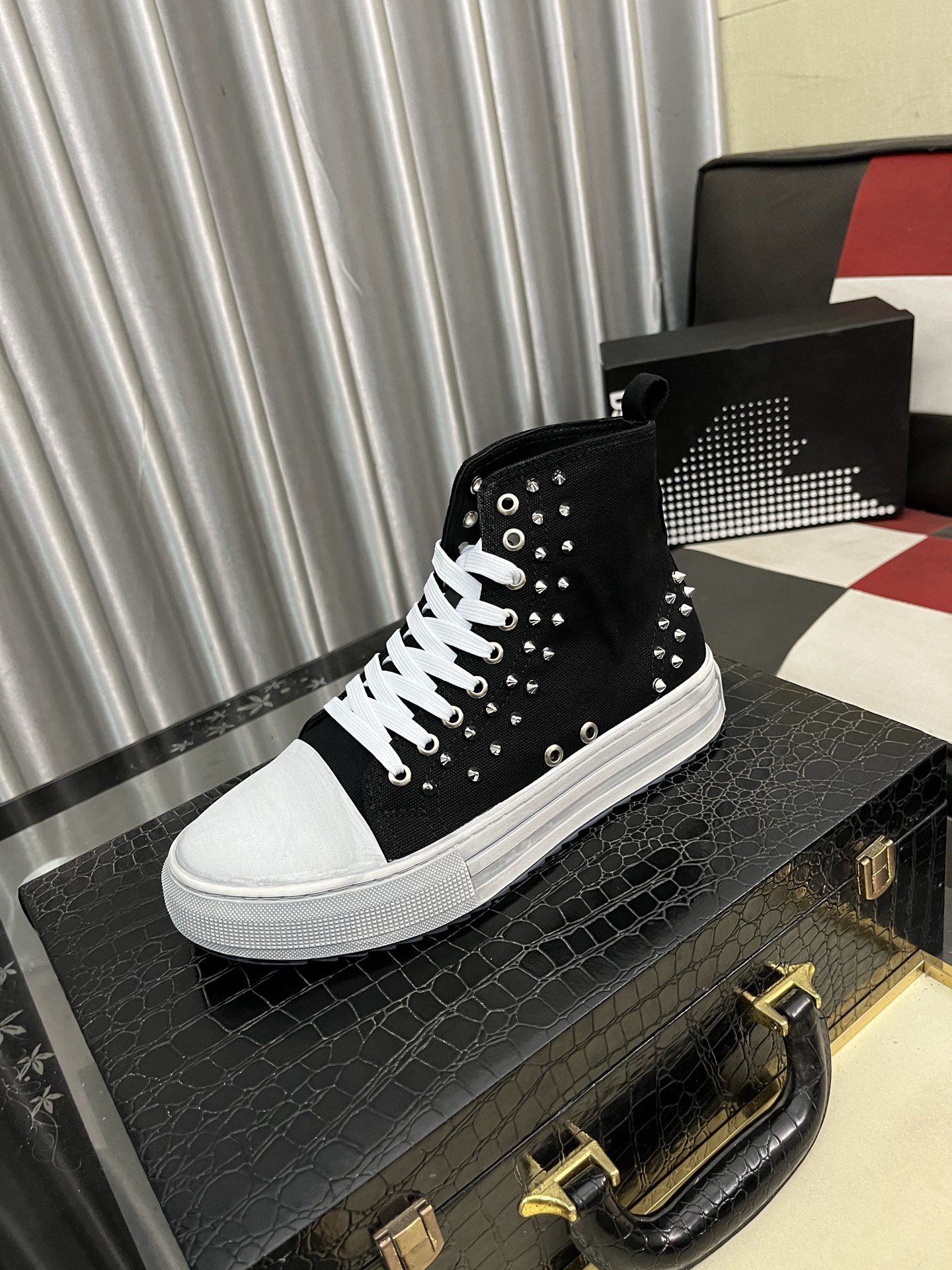 NO:350407,【D2～】Men's casual shoes are available at the same time. Size: 35-46# 1 color upper is made of multi-material splicing leather inner lining, comfortable and breathable, original sole is comfortable and wear-resistant, and the real shot is even better.19860909【D2～】男士休闲鞋 z柜同步发售 码数:35-46# 1个颜色鞋面选用多材质拼接真皮内里,舒适透气,鞋底原版舒适耐磨大底,实物拍摄实物更赞,,Men's shoes