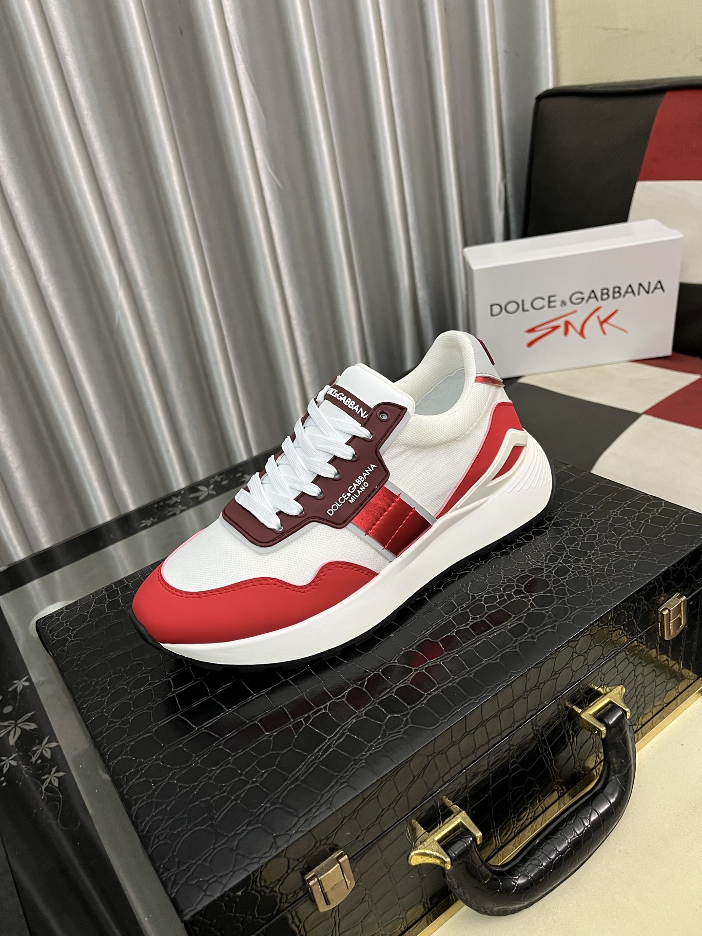 NO:350419,DG's latest popular casual shoes, with the tongue with the brand's signature details, and the combination of silk cowhide and cow velvet enhances the style. It is fashionable and versatile, which can add luster to various shapes. It creates a unique dynamic and modern exquisite design, showing modern and elegant style. Size38-46,,cowhide19860909DG最新爆款休闲鞋,鞋舌带有品牌标志性细节,丝绸牛皮与牛反绒相结合提升格调.时尚百搭,可为各式造型增光添彩.塑造独具动感活力与摩登气息的精致设计,尽显现代优雅格调. Size38-46,,cowhide,Men's shoes