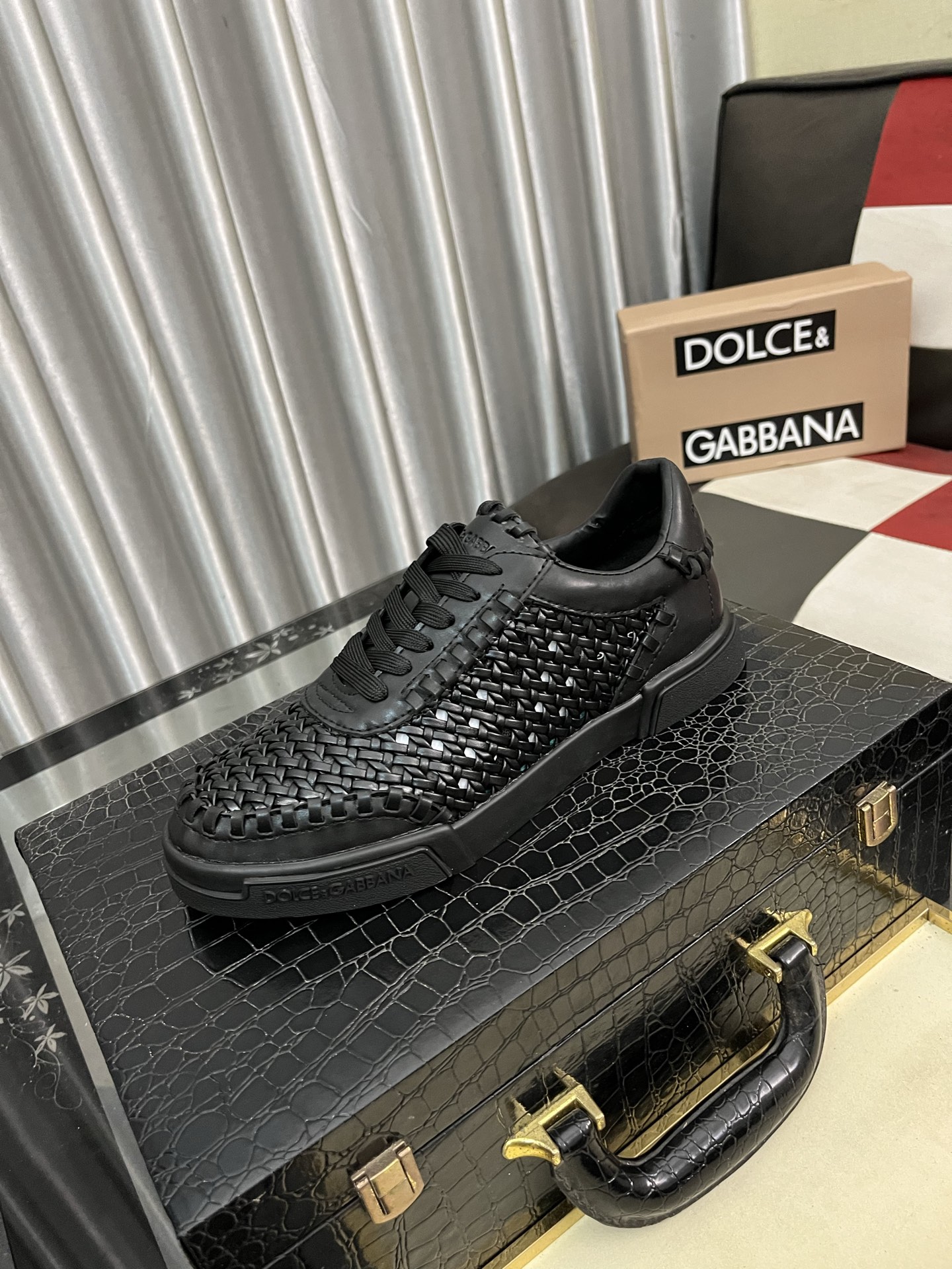 NO:350440,DG's latest popular casual shoes, with the tongue with brand iconic details, and the combination of silk cowhide and cow velvet enhances the style. It is fashionable and versatile, which can add luster and color to various shapes. It creates a unique dynamic and modern exquisite design, showing a modern and elegant style. Size38-463 colors available, cowhide19860909DG最新爆款休闲鞋,鞋舌带有品牌标志性细节,丝绸牛皮与牛反绒相结合提升格调.时尚百搭,可为各式造型增光添彩.塑造独具动感活力与摩登气息的精致设计,尽显现代优雅格调. Size38-463色可选,,cowhide,Men's shoes