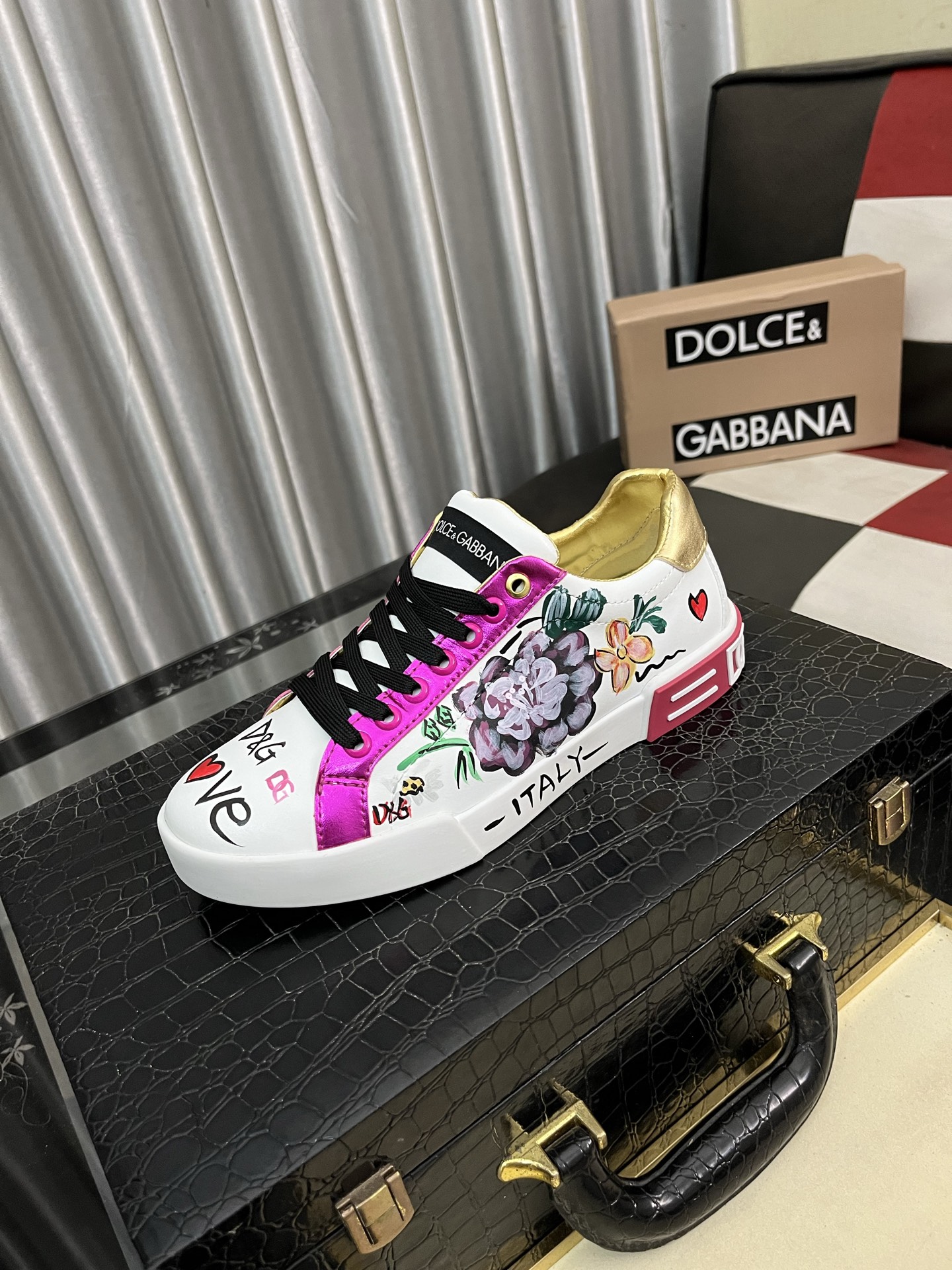 NO:350456,DG's latest popular casual shoes, with the tongue with brand iconic details, and the combination of silk cowhide and cow velvet enhances the style. It is fashionable and versatile, which can add luster to various shapes. It creates a unique dynamic and modern exquisite design, showing modern and elegant style. Size35-46,,cowhide19860909DG最新爆款休闲鞋,鞋舌带有品牌标志性细节,丝绸牛皮与牛反绒相结合提升格调.时尚百搭,可为各式造型增光添彩.塑造独具动感活力与摩登气息的精致设计,尽显现代优雅格调. Size35-46,,cowhide,Men's shoes