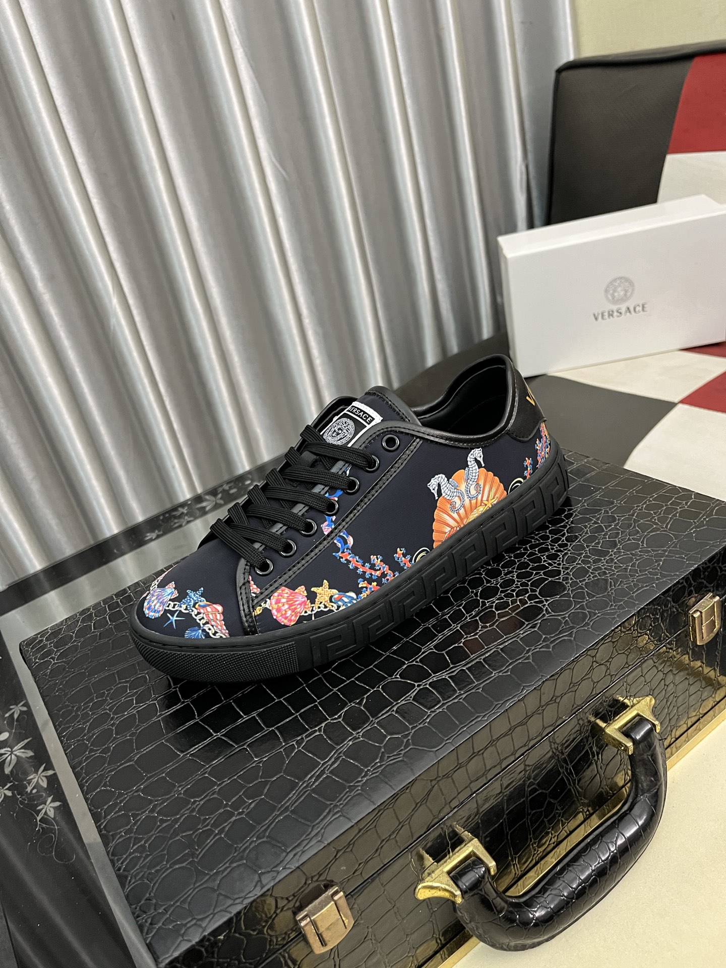 NO:351155,【versace】Versace’s latest model is carefully crafted and has aroused the whole audience!  The international brand is constantly innovating. This men's four-season casual shoes, cowhide upper sheepskin inner rubber sole, breathable and comfortable to speak with quality. Number of 38-444 colors available, versace, versace, cowhide, sheepskin19860909【versace】范思哲最新款精心打造,引爆全场！不断创新的国际品牌 此款男士四季款休闲鞋,牛皮鞋面羊皮内里橡胶大底,透气舒适以质量说话 码数38-444色可选,,versace,versace,cowhide,sheepskin,Men's shoes