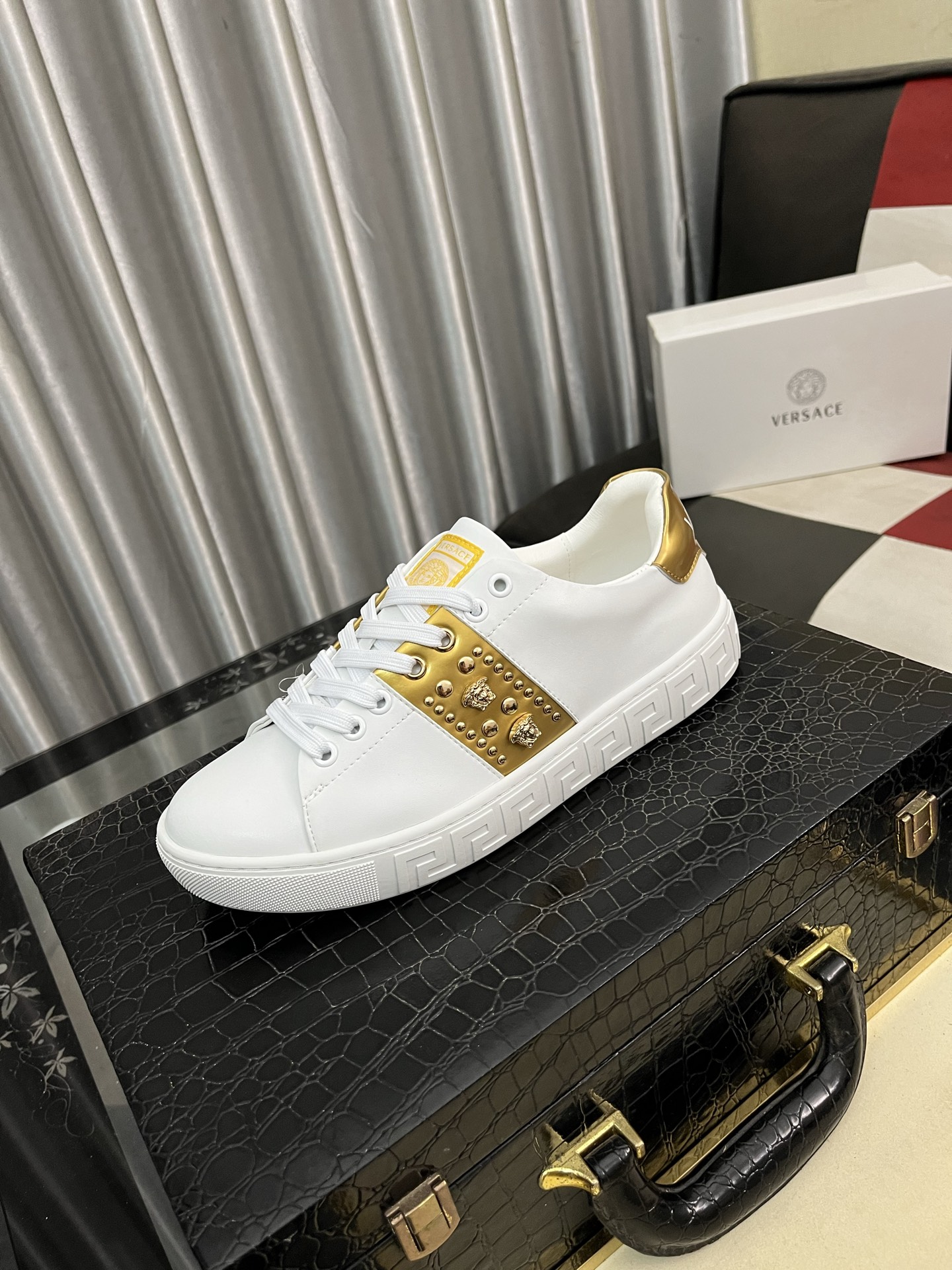 NO:351170,【versace】Versace’s latest model is carefully crafted and has aroused the whole audience!  The international brand is constantly innovating. This men's four-season casual shoes, cowhide upper sheepskin inner rubber sole, breathable and comfortable speaking with quality. Size 38-44, versace, versace, cowhide, sheepskin19860909【versace】范思哲最新款精心打造,引爆全场！不断创新的国际品牌 此款男士四季款休闲鞋,牛皮鞋面羊皮内里橡胶大底,透气舒适以质量说话 码数38-44,,versace,versace,cowhide,sheepskin,Men's shoes