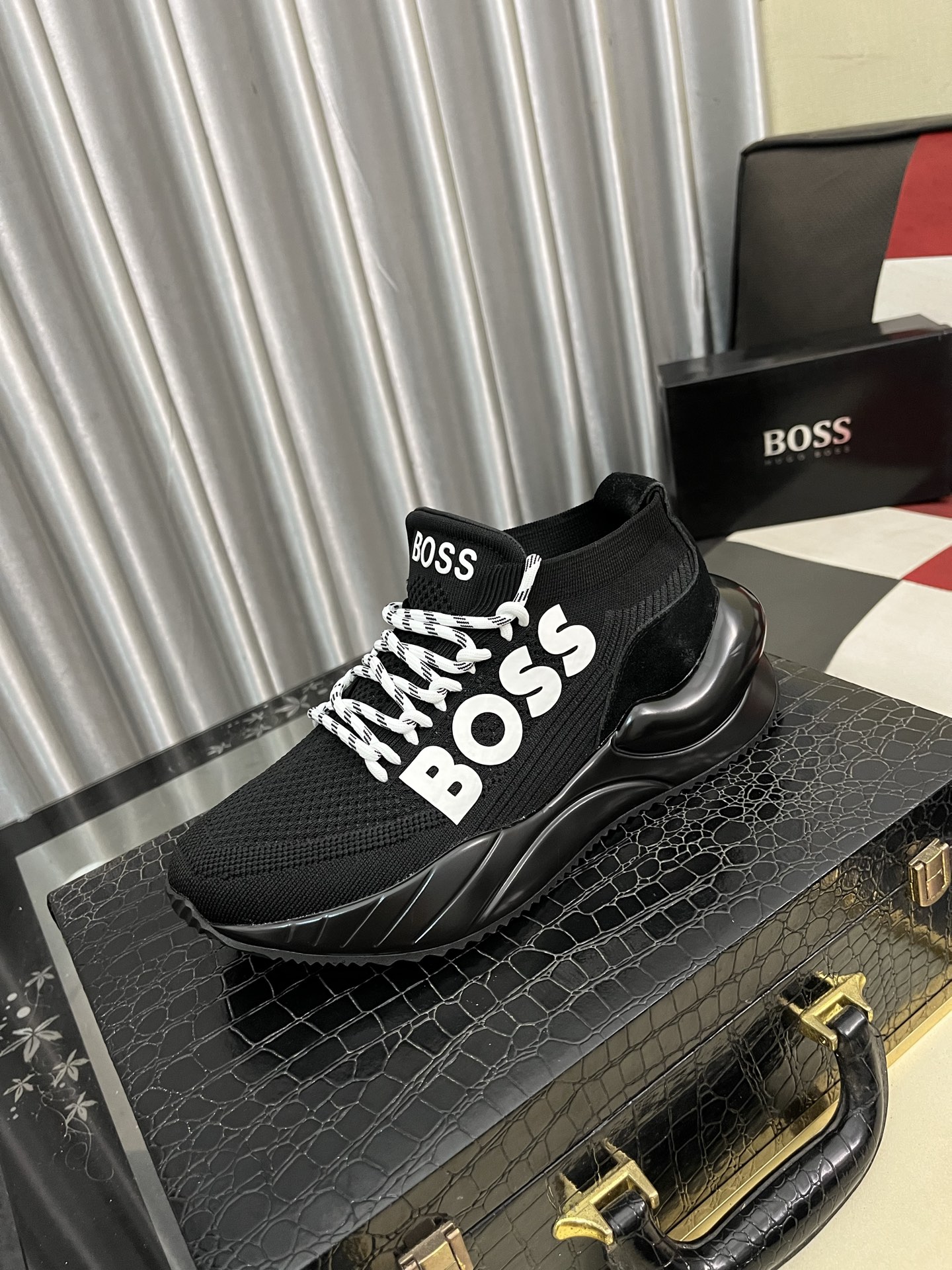 NO:351026,【BOOS】The original single-quality upper of men's casual shoes is imported calfskin, which is super breathable and comfortable, fine workmanship, high-end and atmospheric. It has a fashionable and classic shape. It has a foam transparent and wear-resistant sole, which is comfortable to wear, and deserves to have it. The number of sizes 38-443 colors available, cowhide19860909【BOOS】男鞋休闲鞋原单品质鞋面采用进口小牛皮,超透气舒适内里做工精细,高端大气.有时尚典范造型.发泡透明耐磨大底,穿着舒适,值得拥有.码数38–443色可选,,cowhide,Men's shoes