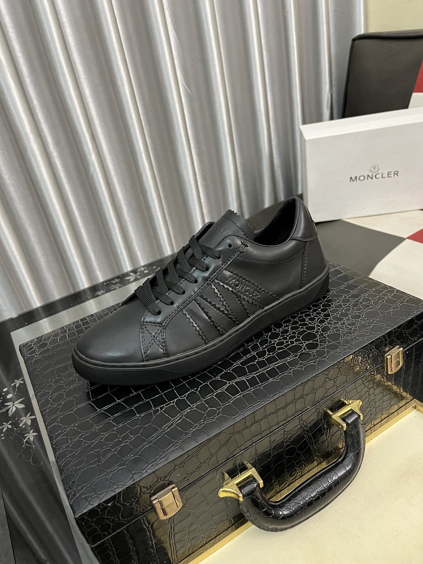 NO:351083,【MONCLER】The same style as the cover, the official website, high-quality men's shoes, customized material, calfskin, mesh breathable inner leather insole, original open molded outsole style, men's casual sneakers, lace-up men's shoes series, European and American trendy style, random matching, comfortable foot feeling, standard size men's size 38-463 colors available,, Moncler, sneakers, cowhide,19860909【MONCLER】蒙口、官网同款 高品质男鞋 材料定制小牛皮 网布透气内里真皮鞋垫 原版开模大底款式类型男士休闲运动鞋 系带款男鞋系列 欧美潮流风格 随意搭配 脚感舒适、标准码男码38-463色可选,,Moncler,sneakers,cowhide,Men's shoes